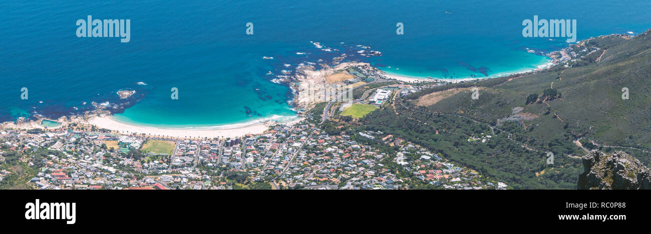 Vue panoramique sur les plages de Camps Bay et Clifton de Table Mountain top à Cape Town Banque D'Images
