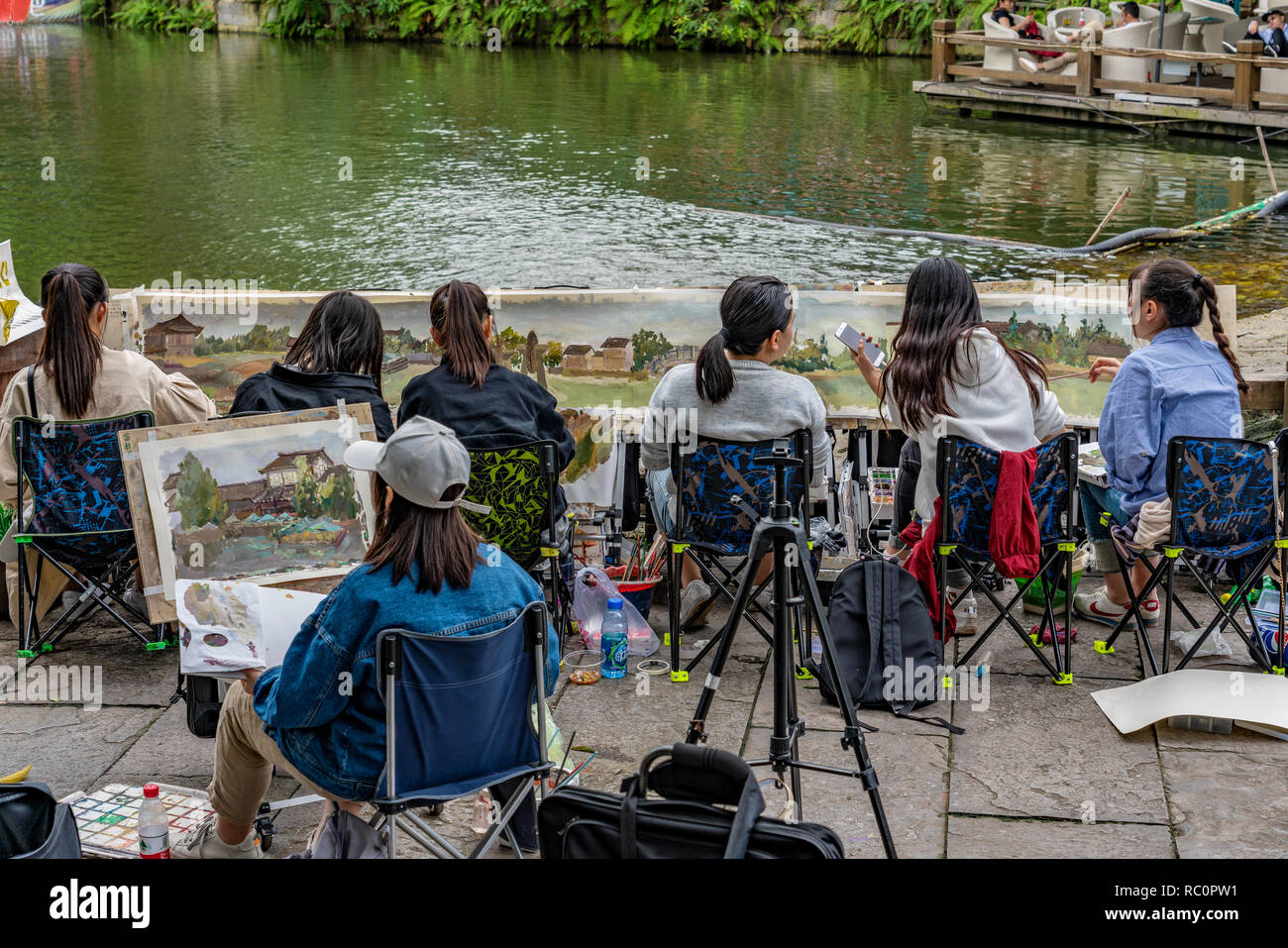 Shanghai, Chine - le 26 septembre : les étudiants d'art peinture ancienne de village le long de la rivière à Huanglongxi ancienne ville le 26 septembre 2018 dans le Sichuan Banque D'Images