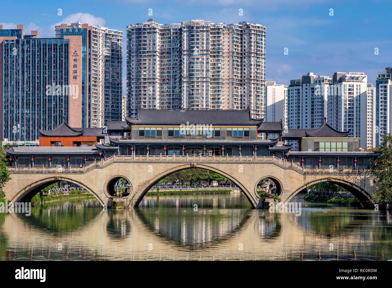 CHENGDU, CHINE - 28 SEPTEMBRE : c'est une vue de pont Anshun, un célèbre pont sur la rivière Jinjiang le 28 septembre 2018 à Chengdu Banque D'Images