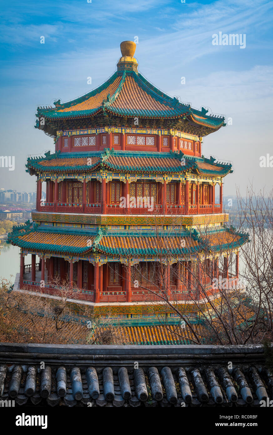 Le Palais d'Eté (chinois : 頤和園), est un vaste ensemble de lacs, châteaux et jardins à Beijing. C'était un jardin impérial de la Dynastie Qing. Principalement d Banque D'Images