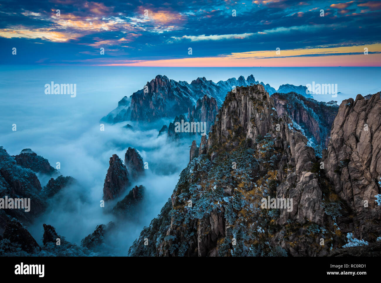 Huangshan (chinois : 黄山, signifiant littéralement : la montagne jaune) est une chaîne de montagnes dans le sud de la province de l'Anhui en Chine orientale. Banque D'Images