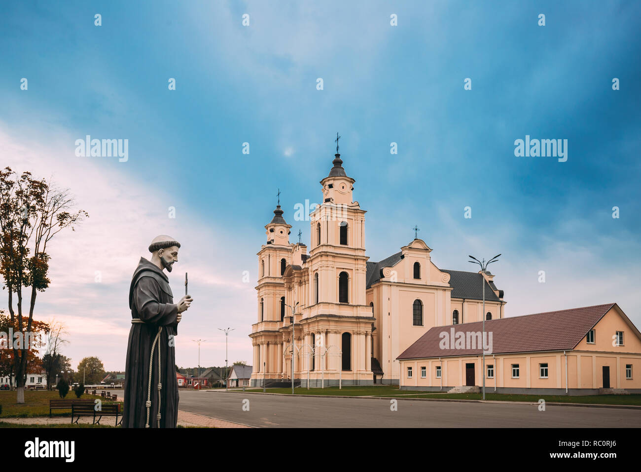 Myadzyel Budslau, Territory, région de Minsk, Biélorussie. De l'église Assomption de la Très Sainte Vierge Marie dans la journée d'automne. Banque D'Images