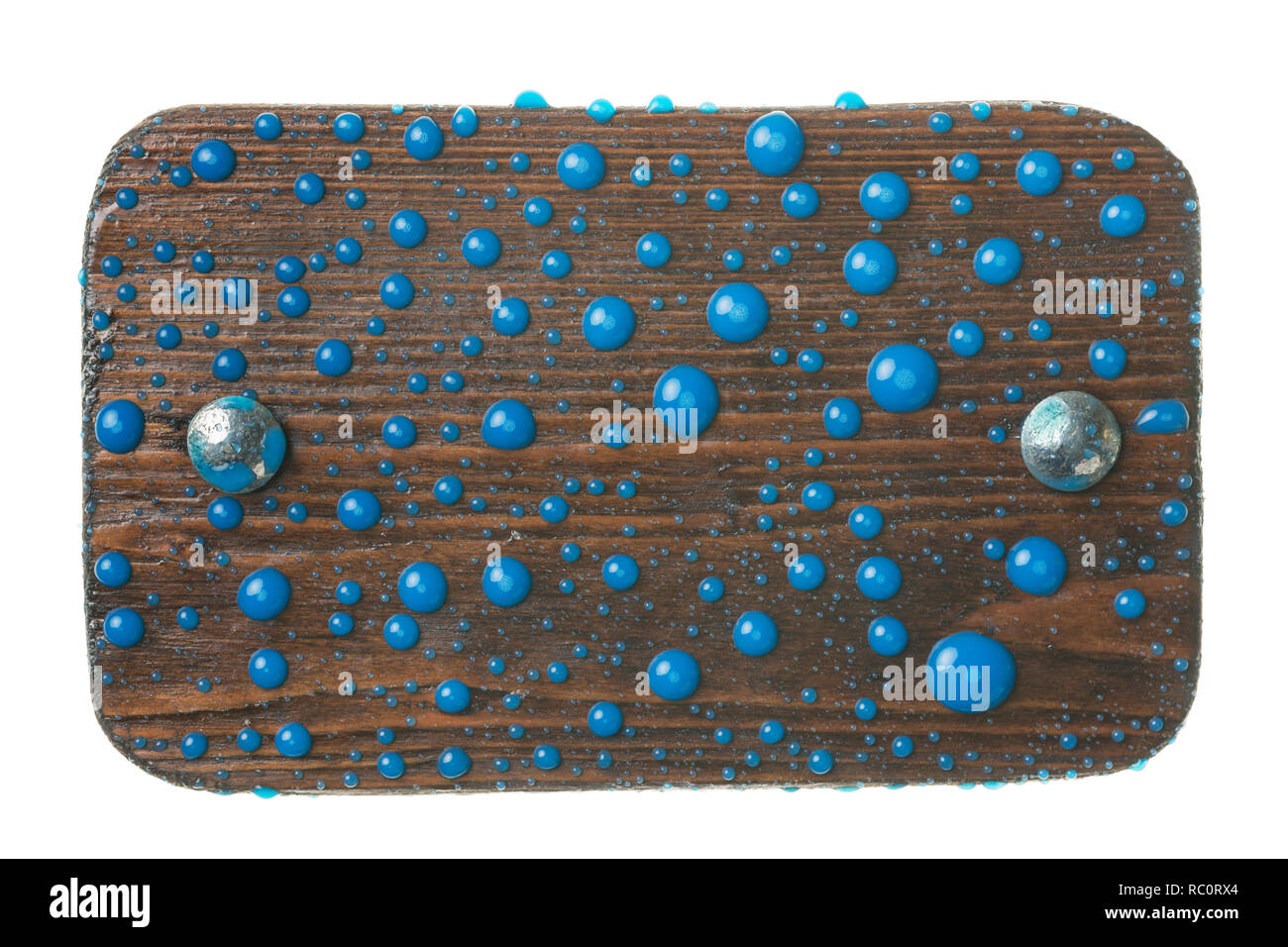 Cadre naturel fabriqué à partir de plank avec vis en métal à l'aide de gouttes de peinture bleue. Isolé Banque D'Images