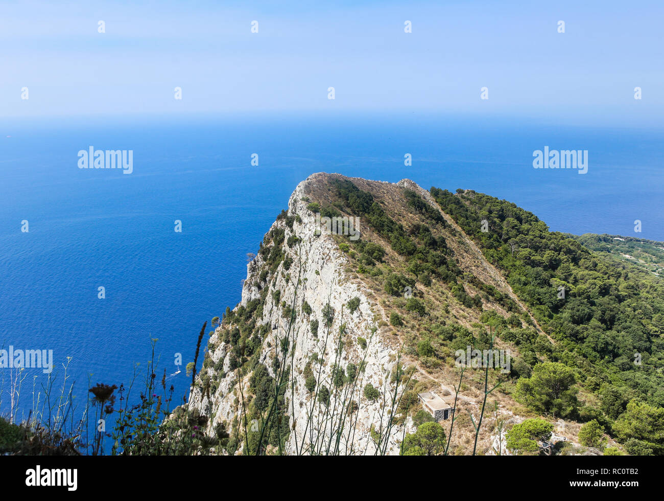 Vue spectaculaire sur la mer et le littoral de falaises de Monte Solaro, île de Capri, Italie Banque D'Images