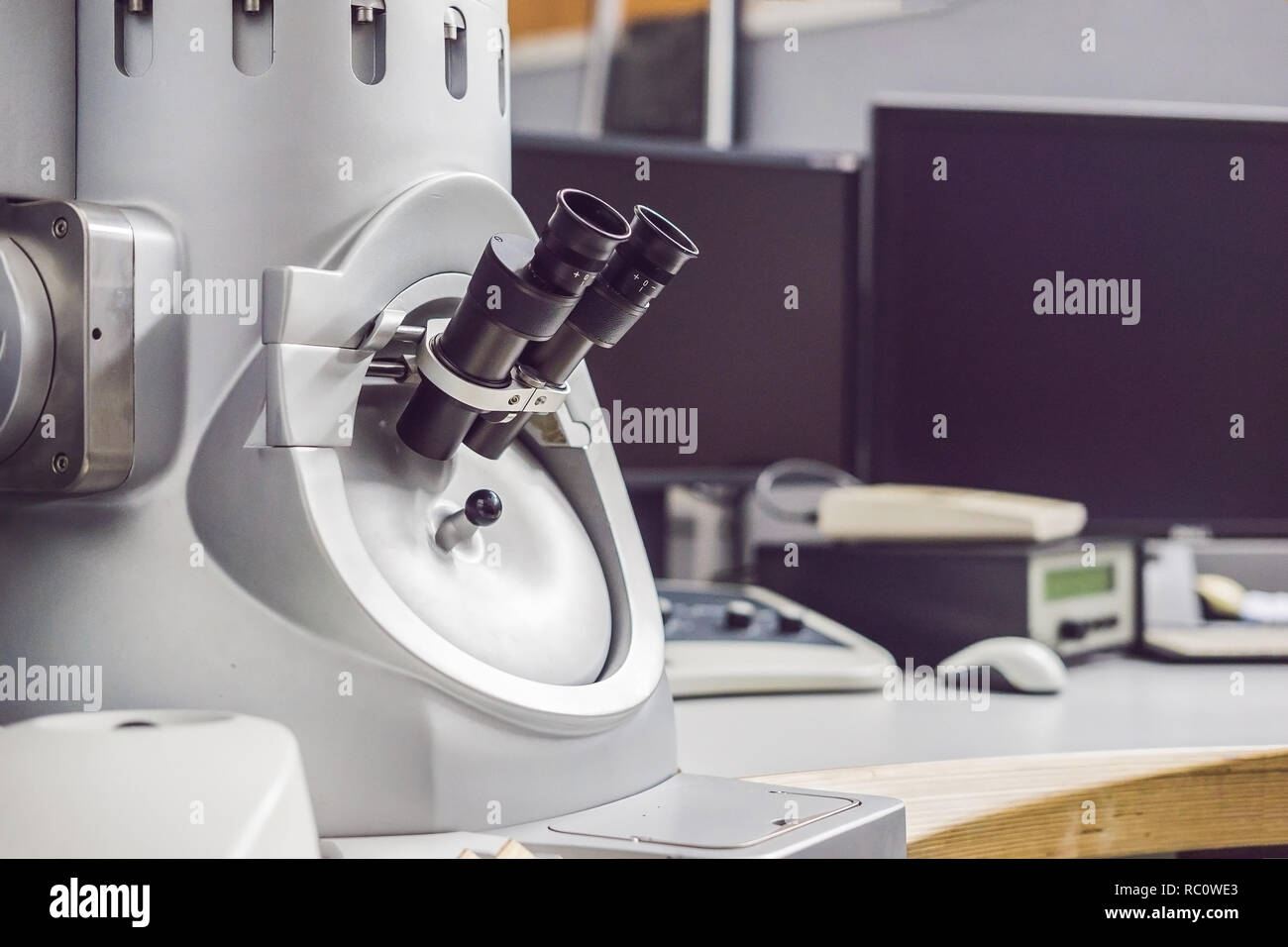 Un microscope électronique à transmission dans un laboratoire scientifique. Banque D'Images