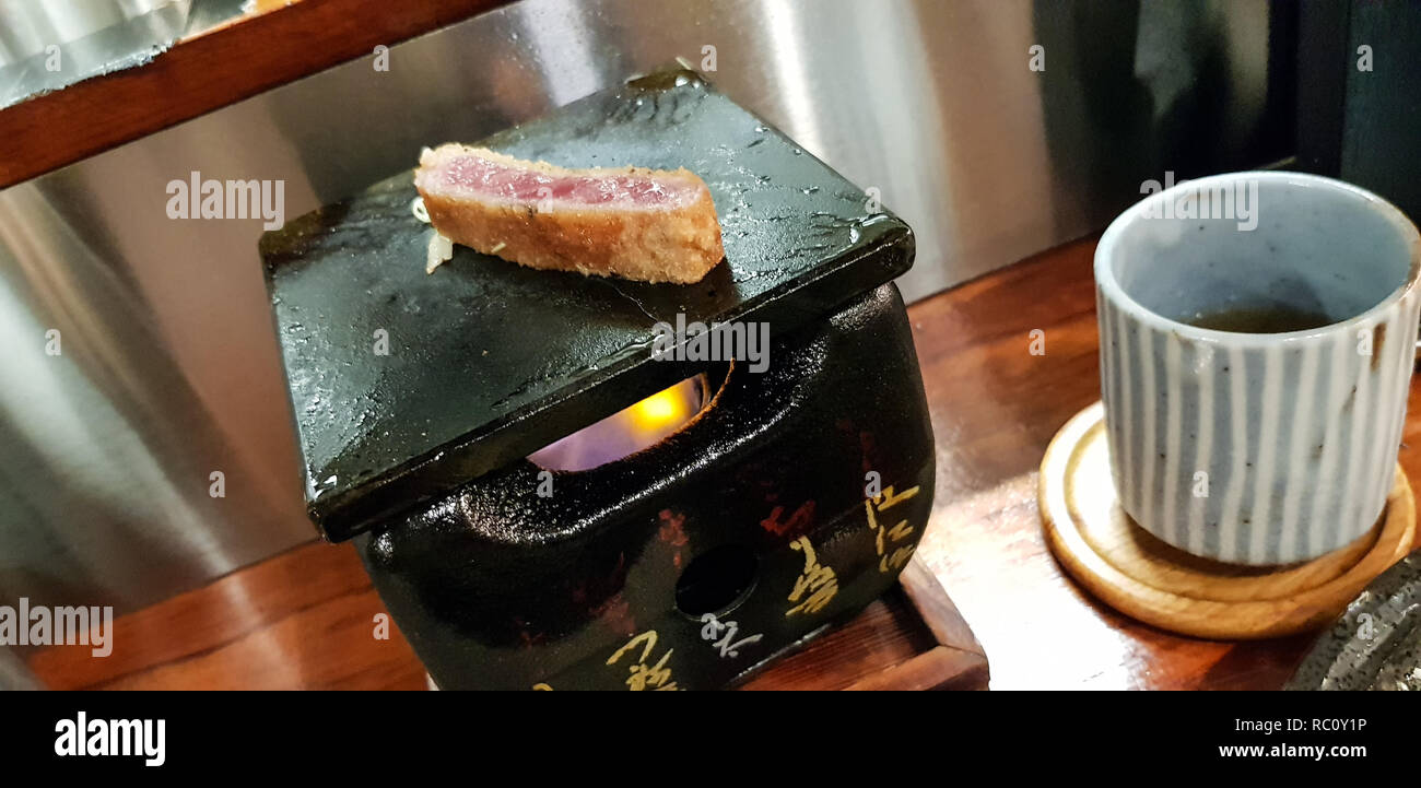 L'alimentation de rue japonais, boeuf, frites Banque D'Images