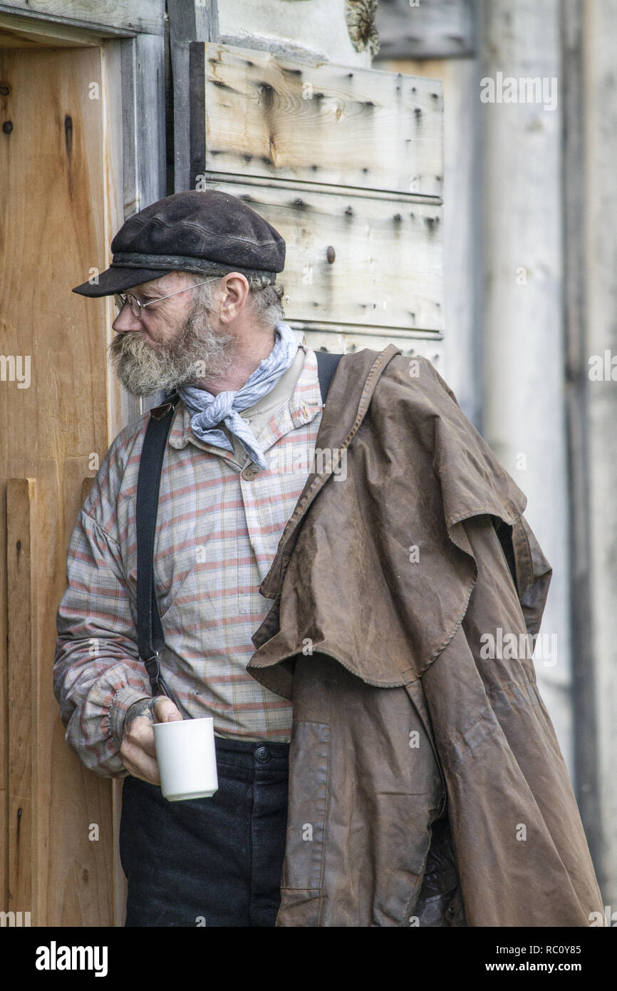 Un homme avec une tasse vêtu d'un vieux vêtements dans l'Upper Canada  Village Photo Stock - Alamy