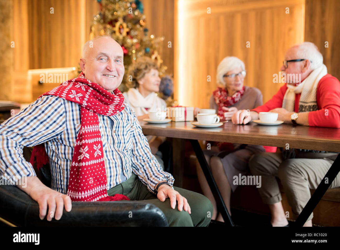 Chubby heureux homme mûr en écharpe Banque D'Images