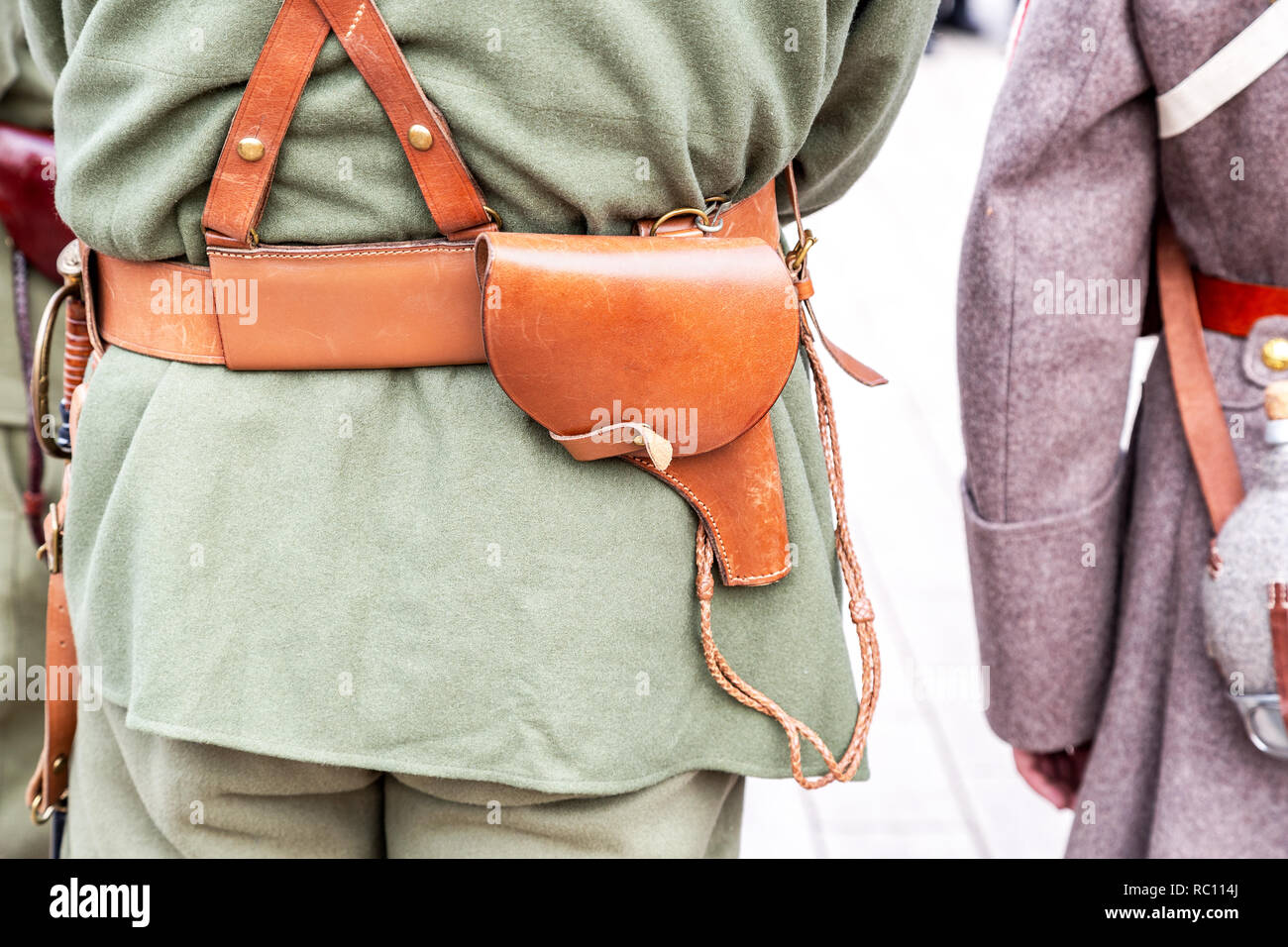 Étui en cuir vintage sur la courroie. Uniforme de l'armée russe rétro Banque D'Images