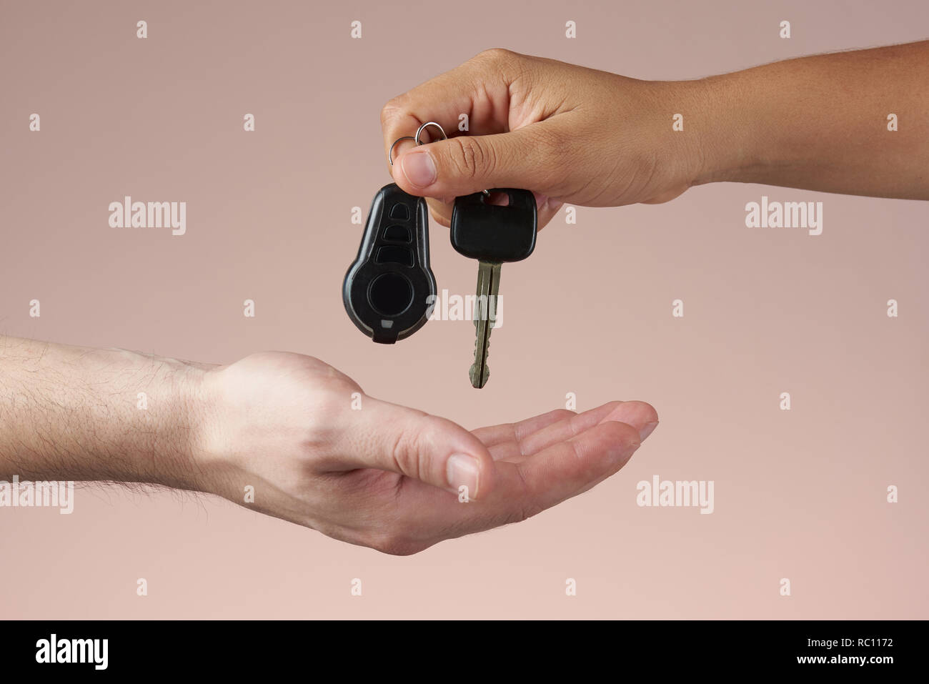 La remise des clés de voiture. L'achat ou vente de voiture concept. Côté réception de clés de voiture isolée. Banque D'Images La remise des clés de voiture. L'achat ou vente de voiture concept. Côté réception de clés de voiture isolée. Banque D'Images
