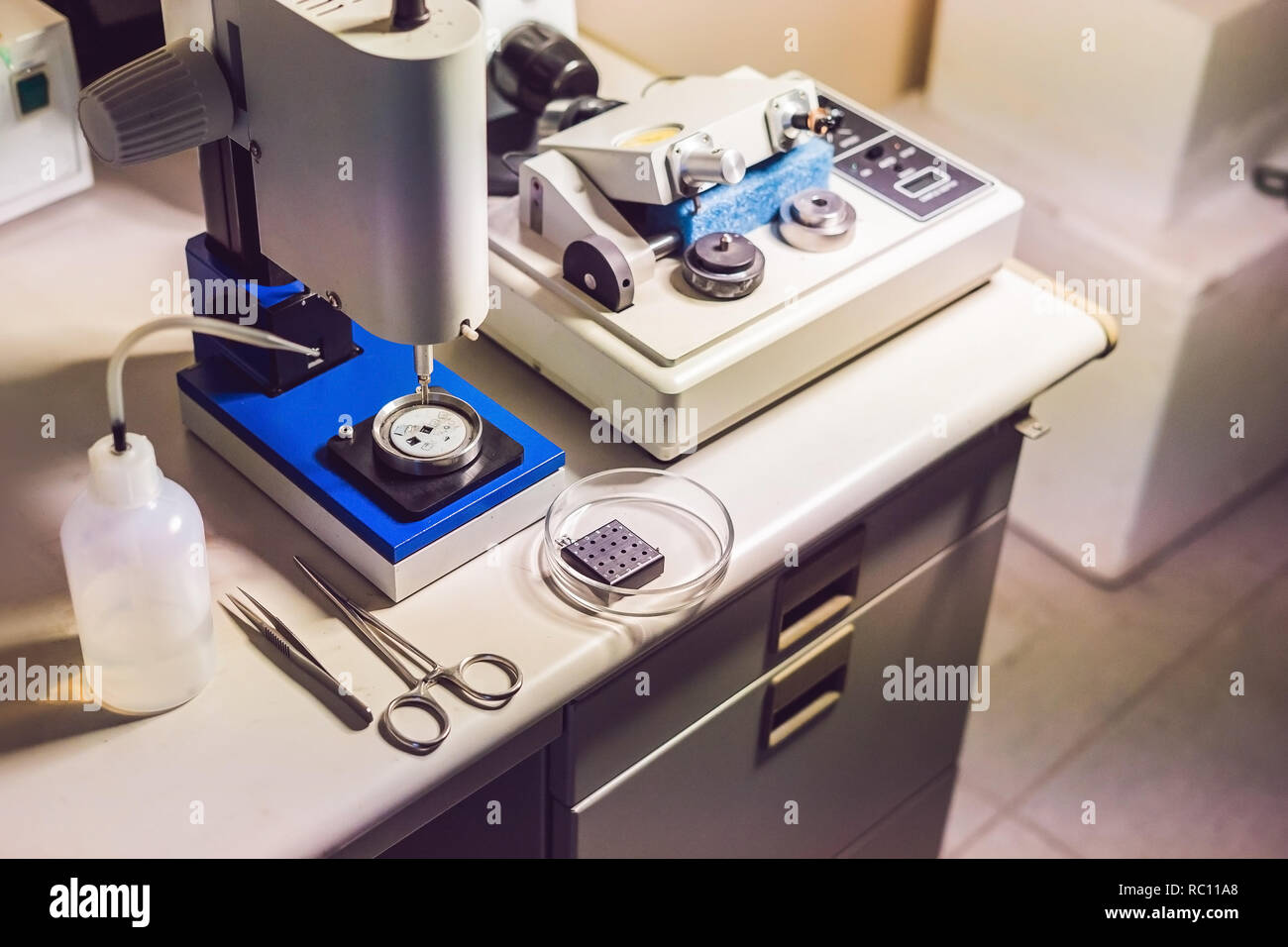 Système de coupe à ultrasons et de précision rectifieuse micromètre de polissage utilisé pour préparer des échantillons pour la microscopie électronique enquête Banque D'Images