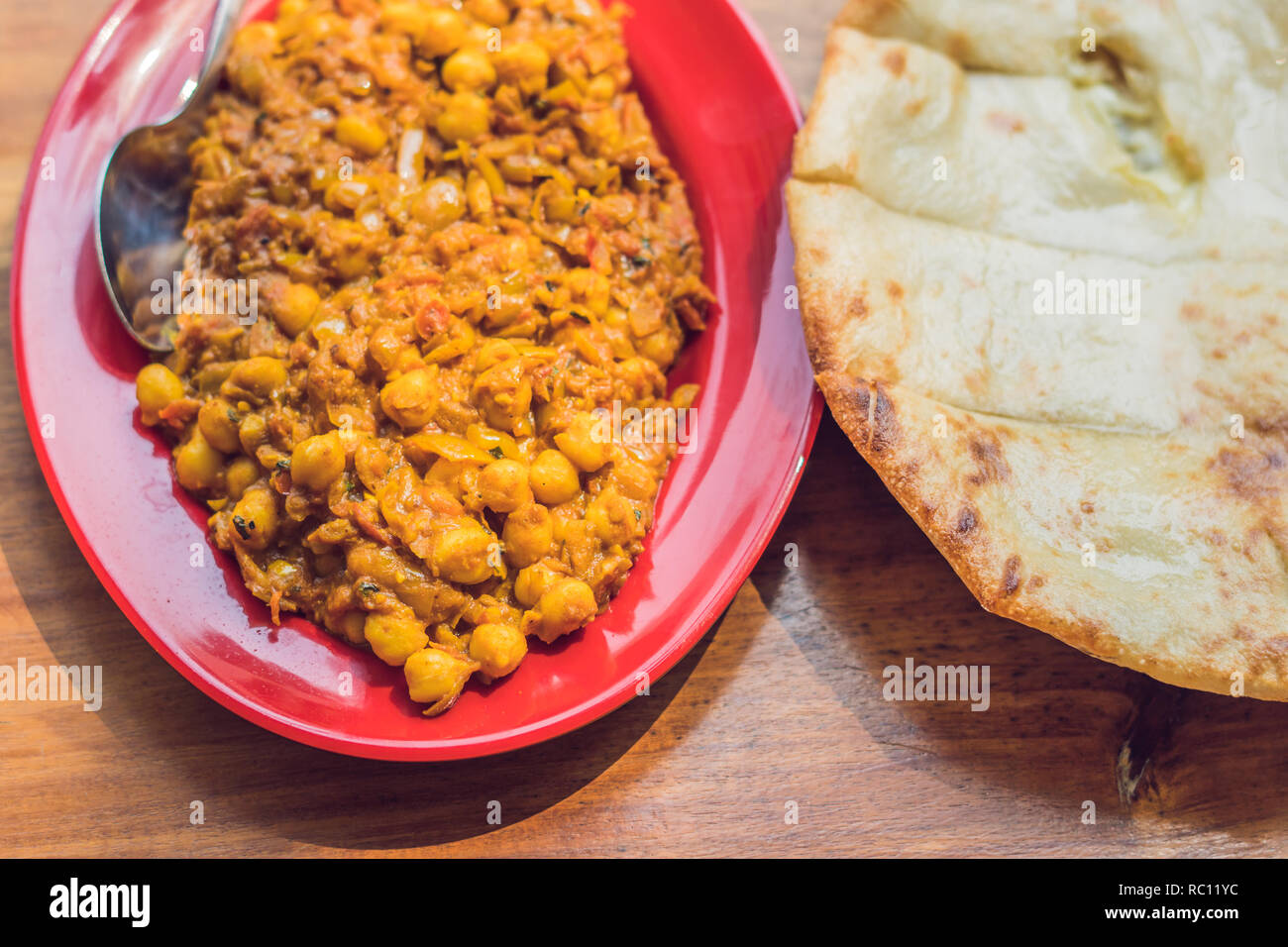 La nourriture indienne ou indien Curry dans un bol de service cuivre laiton  avec nan pain ou roti Photo Stock - Alamy