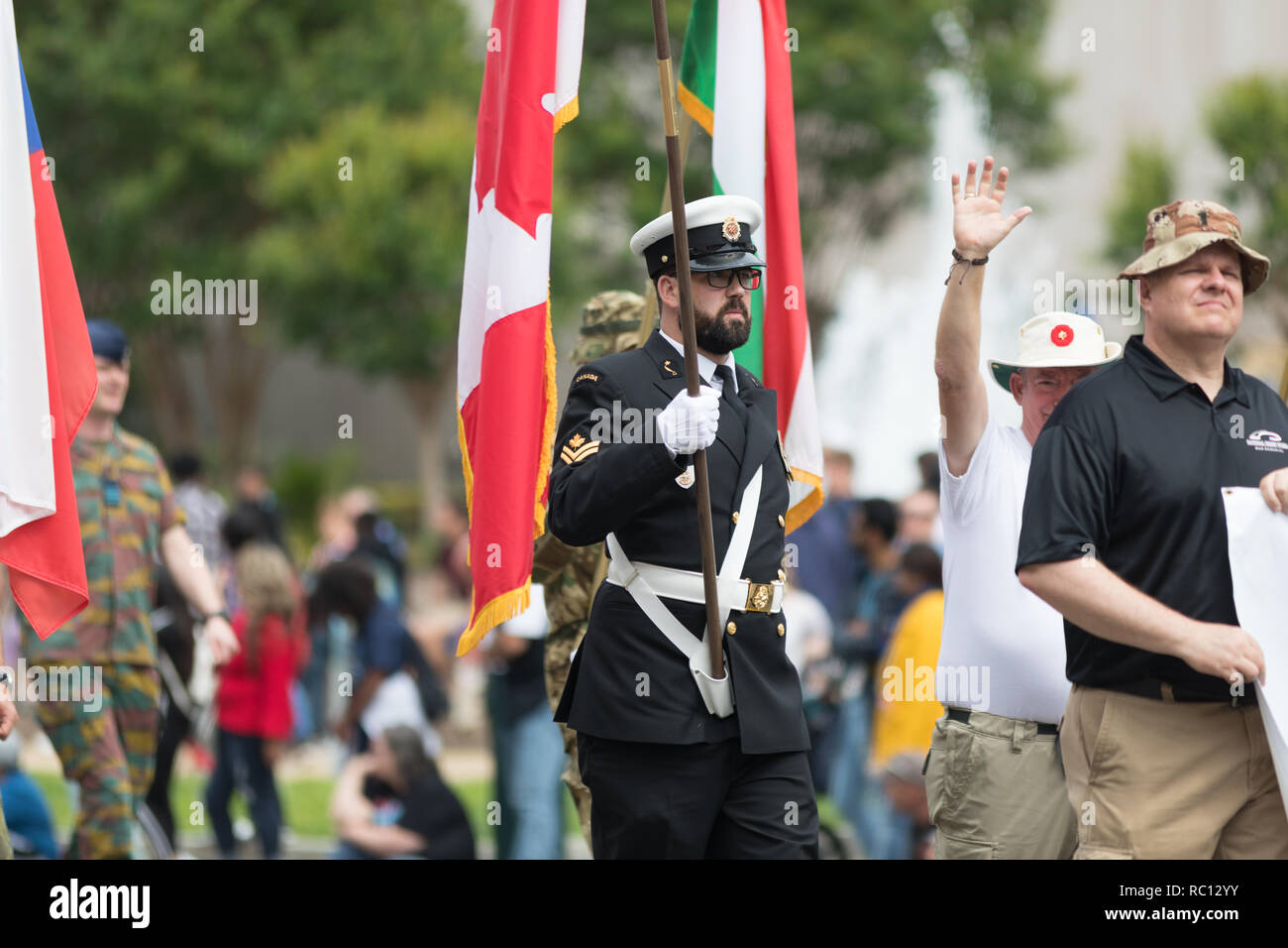 Washington, D.C., USA - Le 28 mai 2018 : Le National Memorial Day Parade, Anciens combattants étrangers de la Tempête du désert portent leurs drapeaux nationaux vers le bas constitut Banque D'Images