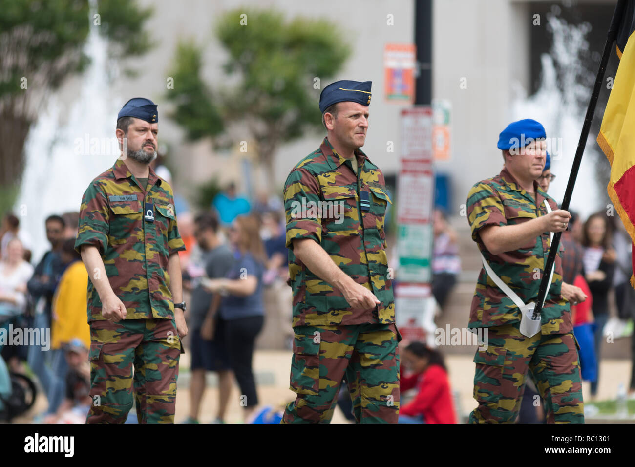 Washington, D.C., USA - Le 28 mai 2018 : Le National Memorial Day Parade, Anciens combattants étrangers de la Tempête du désert portent leurs drapeaux nationaux vers le bas constitut Banque D'Images