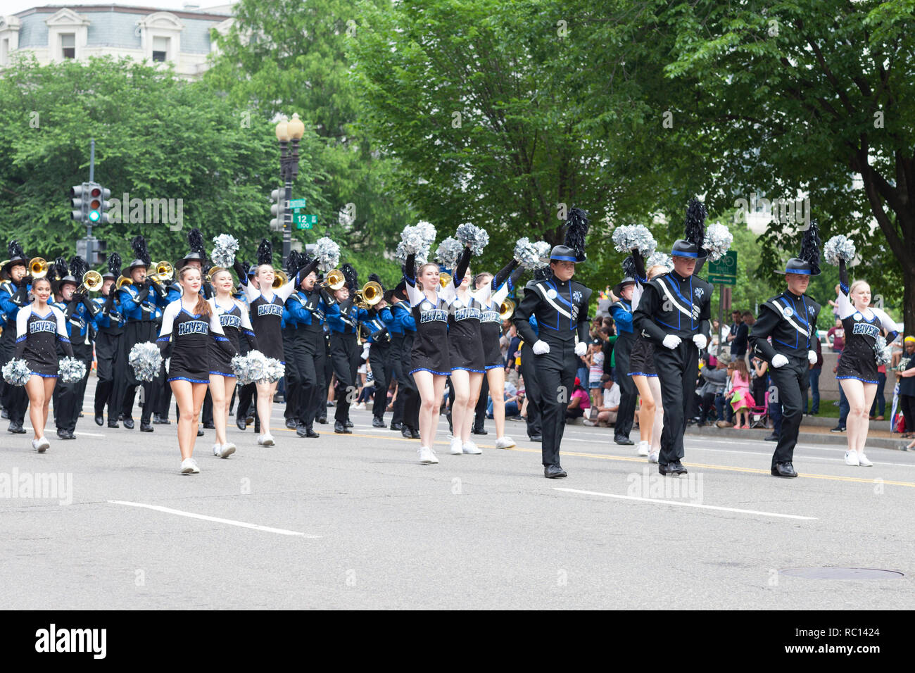 Washington, D.C., USA - Le 28 mai 2018 : Le National Memorial Day Parade, l'Olathe Northwest High School Pride Raven de Olathe, Kansas descendant co Banque D'Images