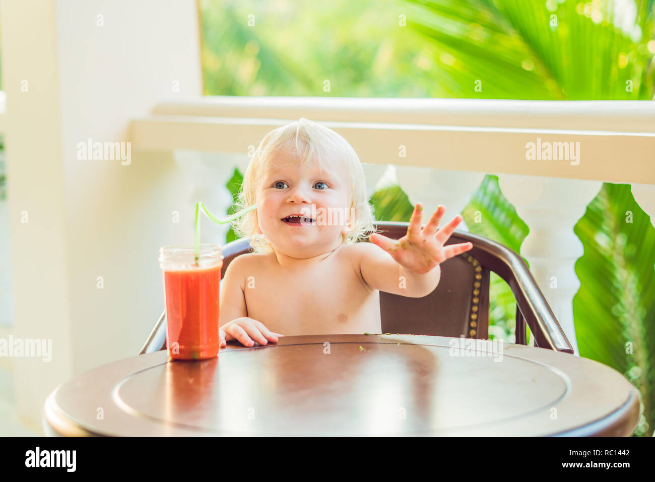 Heureux Bebe Garcon Sain Smoothie Selfmade Potable Photo Stock Alamy