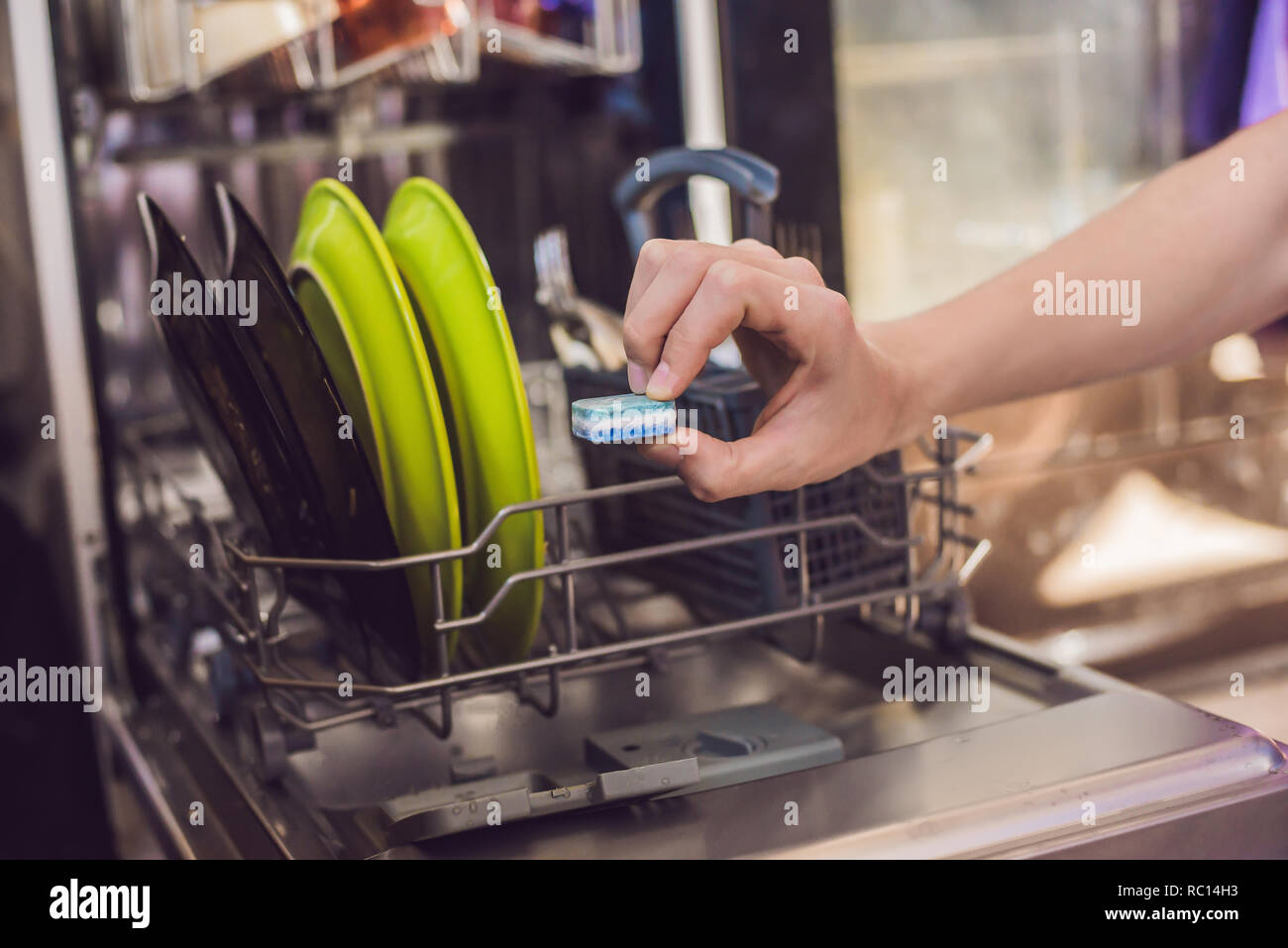 Lave-vaisselle avec de la vaisselle sale. Tablette pour lave-vaisselle en poudre, et de rinçage. Lave-vaisselle dans la cuisine Banque D'Images