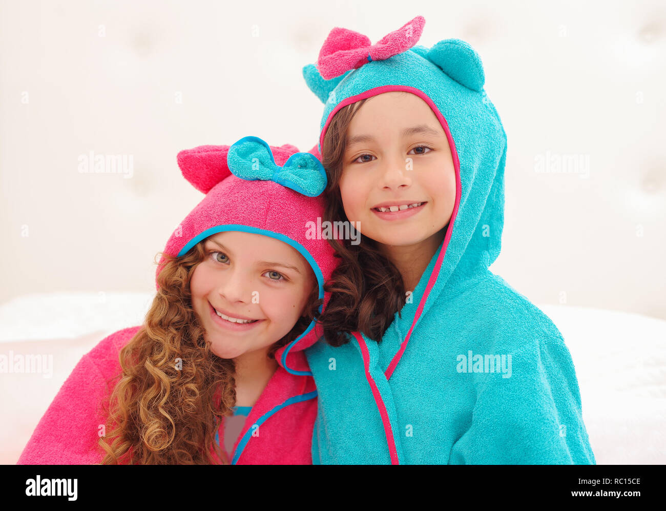 Portrait de deux soeur portant un bathtowel avec hotte Banque D'Images