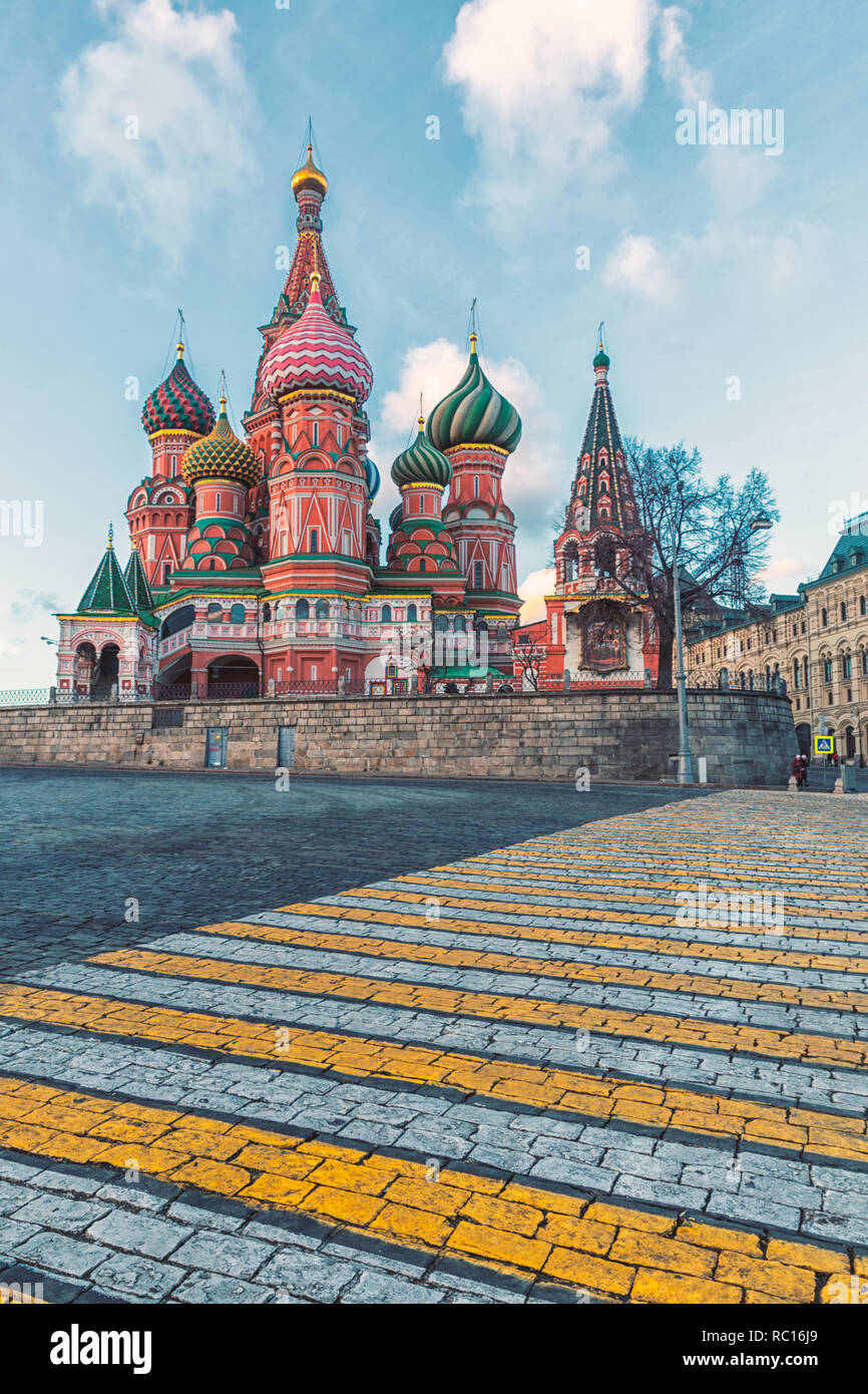 Célèbre la Cathédrale St Basile sur la Place Rouge à Moscou Banque D'Images