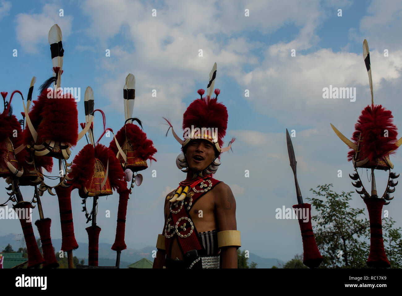 L'homme Tribal de Nagaland dans son costume traditionnel lors de l'assemblée statue d'festival à Nagaland. Banque D'Images