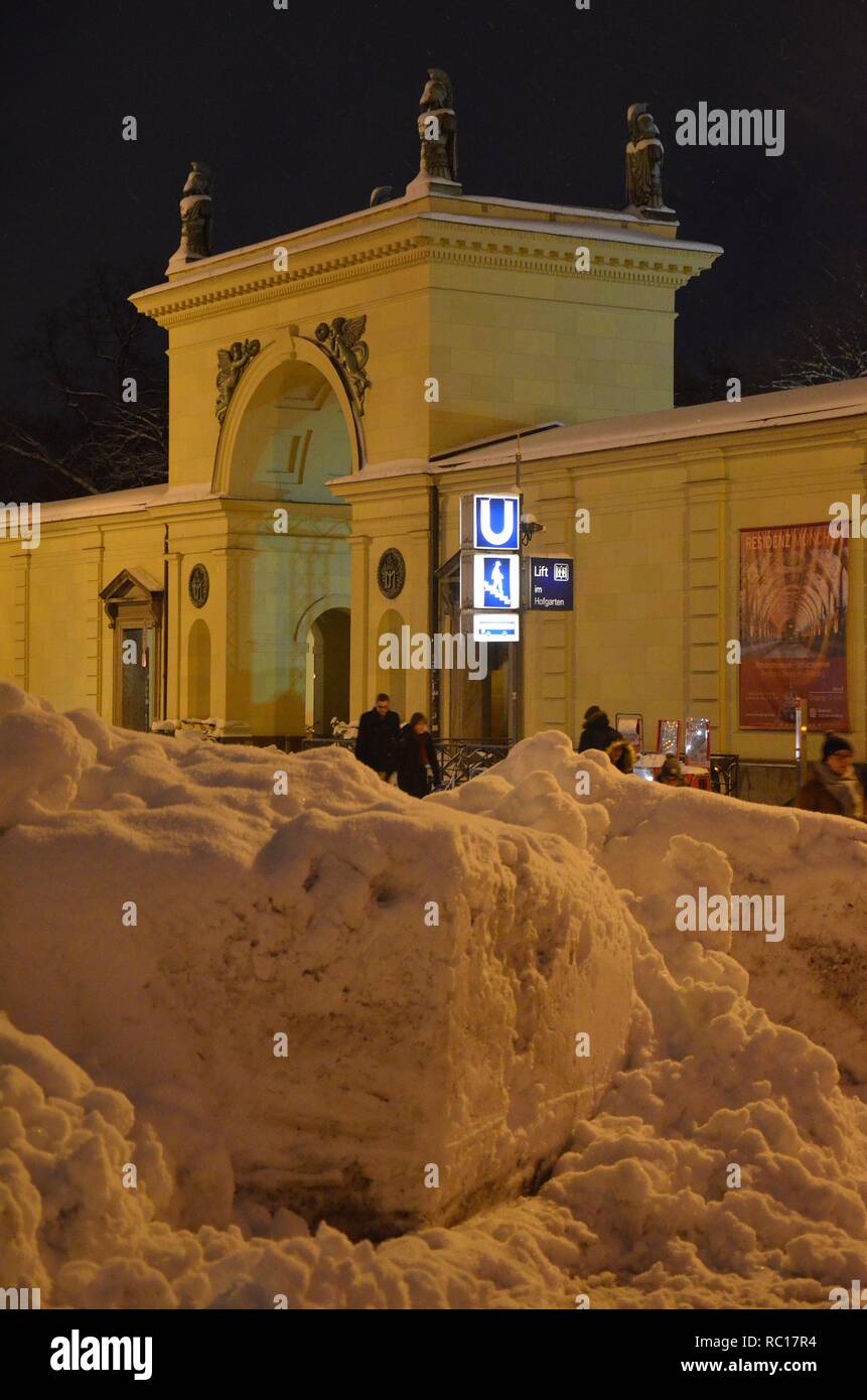 Schneehaufen suis Odeonsplatz à München (Bayern, Deutschland) Banque D'Images