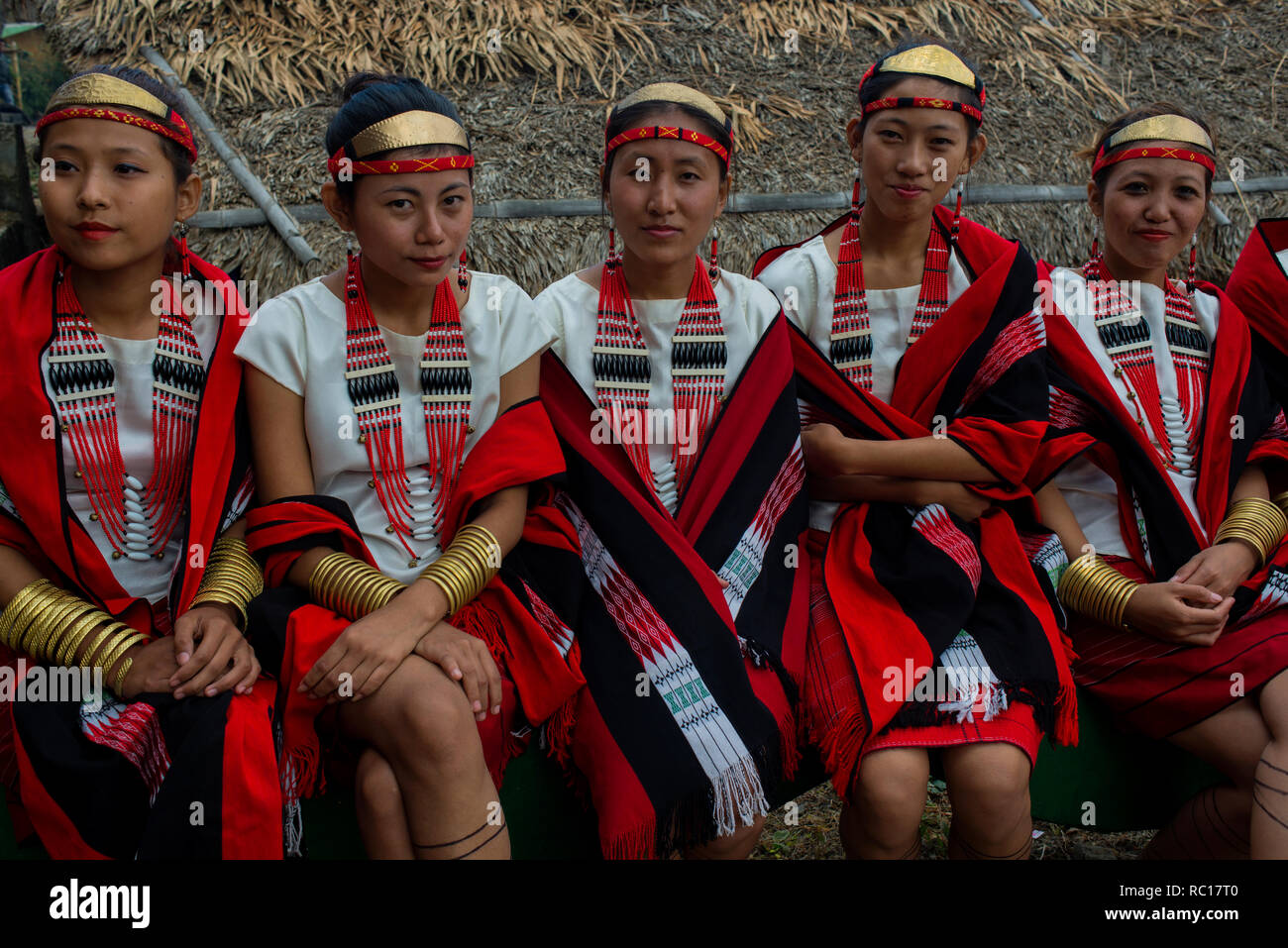 Les tribals de divers coins de Nagaland présentent leurs spectacles culturels à Kisama village durant le festival annuel Hornbill au Nagaland. Banque D'Images