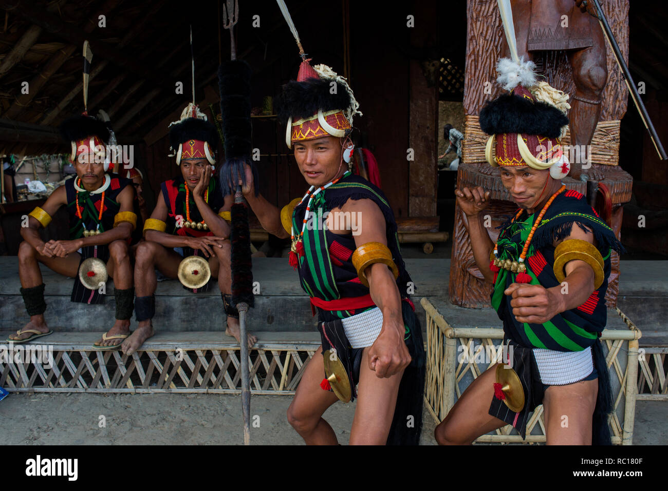 Tribus Naga effectuer du chant et de la danse au cours de l'assemblée statue d'festival à Kisama village près de Kohima au Nagaland. Banque D'Images
