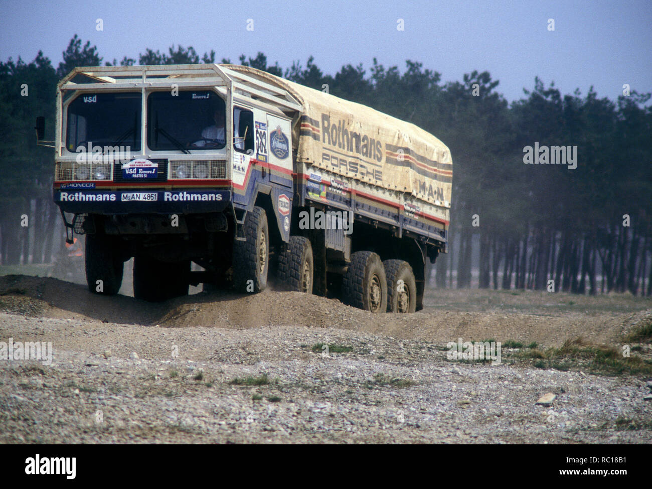 Rallye Dakar 1984 M.A.N Rothmans Porsche rallye raid chariot support. Banque D'Images