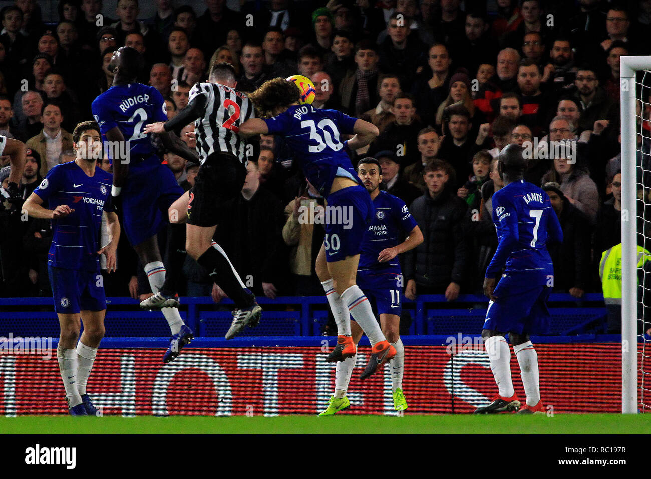 Londres, Royaume-Uni. Jan 12, 2019. Ciaran Clark de Newcastle United (c) marque son premier but de l'équipe. Premier League, Chelsea v Newcastle Utd à Stamford Bridge à Londres le samedi 12 janvier 2019. Cette image ne peut être utilisé qu'à des fins rédactionnelles. Usage éditorial uniquement, licence requise pour un usage commercial. Aucune utilisation de pari, de jeux ou d'un seul club/ligue/dvd publications. pic par Steffan Bowen/ Crédit : Andrew Orchard la photographie de sport/Alamy Live News Banque D'Images