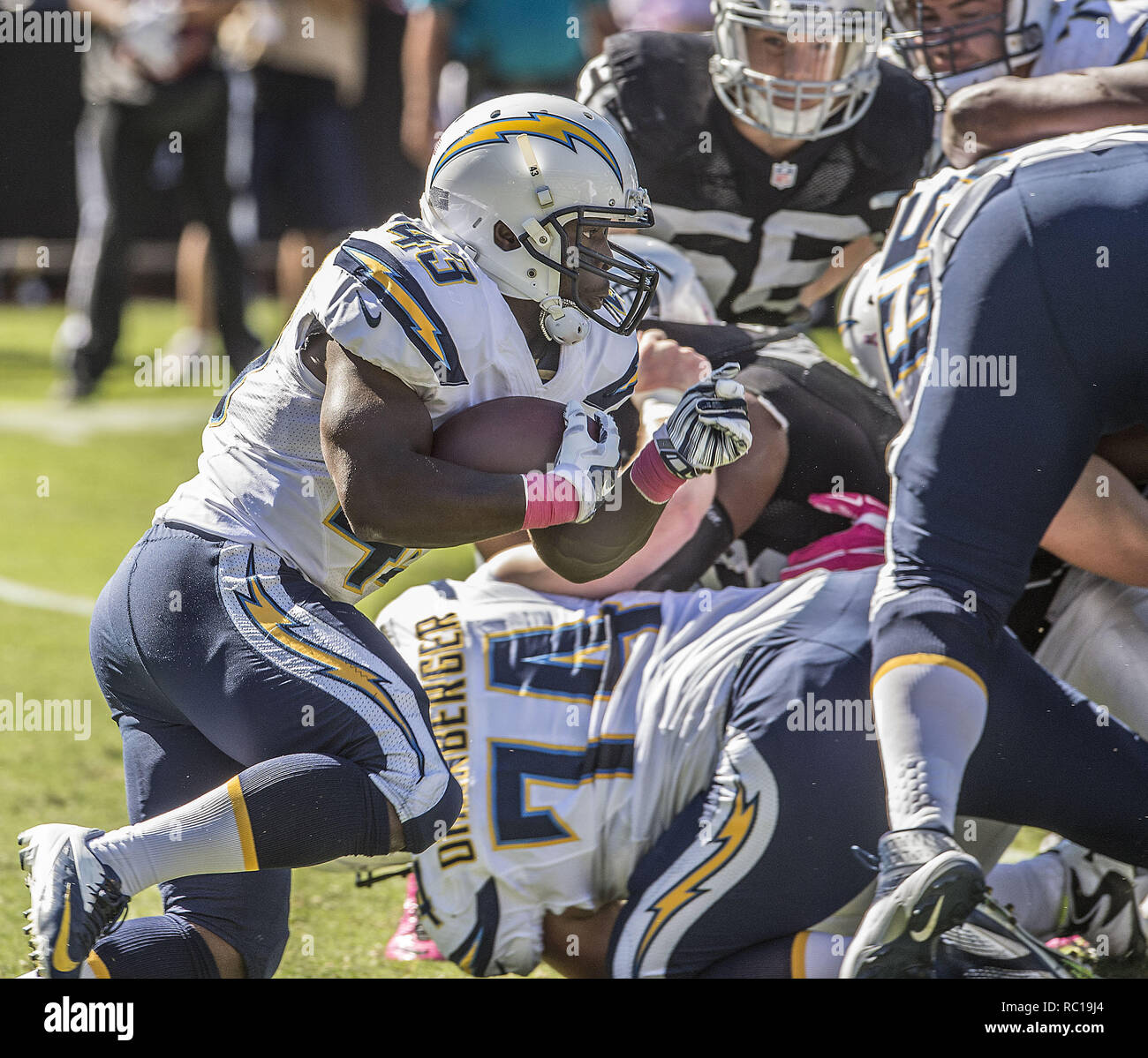 Oakland, Californie, USA. 12 octobre, 2014. San Diego Chargers Branden running back Oliver (43) charges à travers la ligne le dimanche, 12 octobre 2014, à Oakland, Californie. Les chargeurs a défait les Raiders 31-28. Crédit : Al Golub/ZUMA/Alamy Fil Live News Banque D'Images