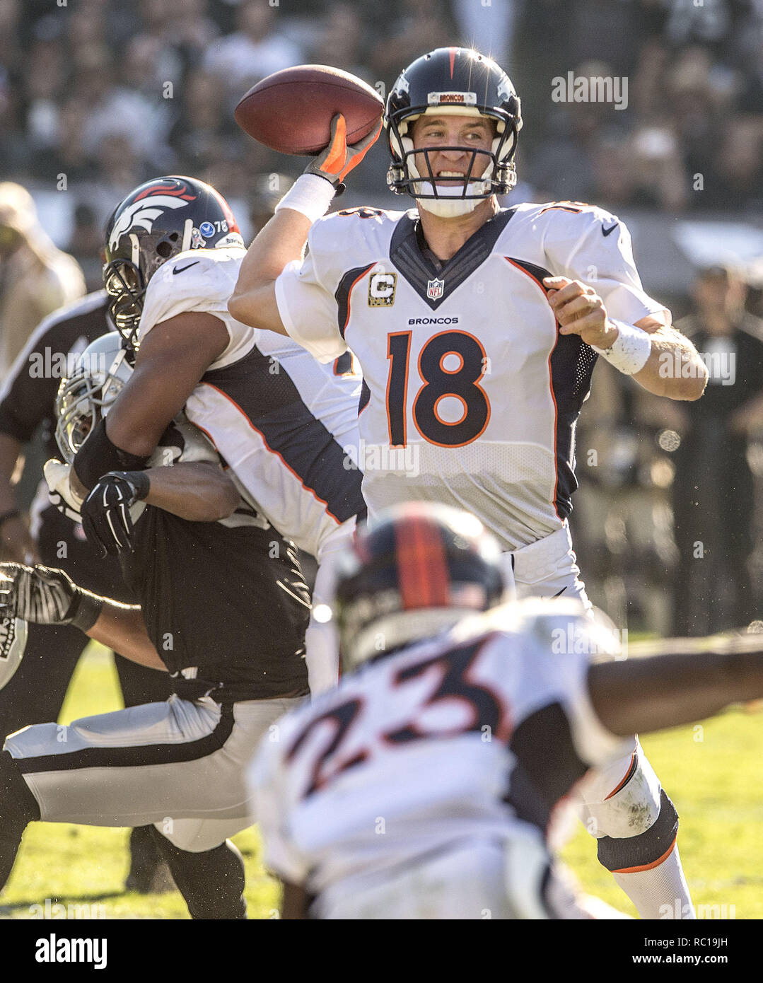 Oakland, Californie, USA. Nov 9, 2014. Denver Broncos quarterback Peyton Manning (18) incendies passer vers le bas sur le terrain Dimanche, Novembre 9, 2014, à Oakland, Californie. Les Broncos défait les Raiders 41-17. Crédit : Al Golub/ZUMA/Alamy Fil Live News Banque D'Images