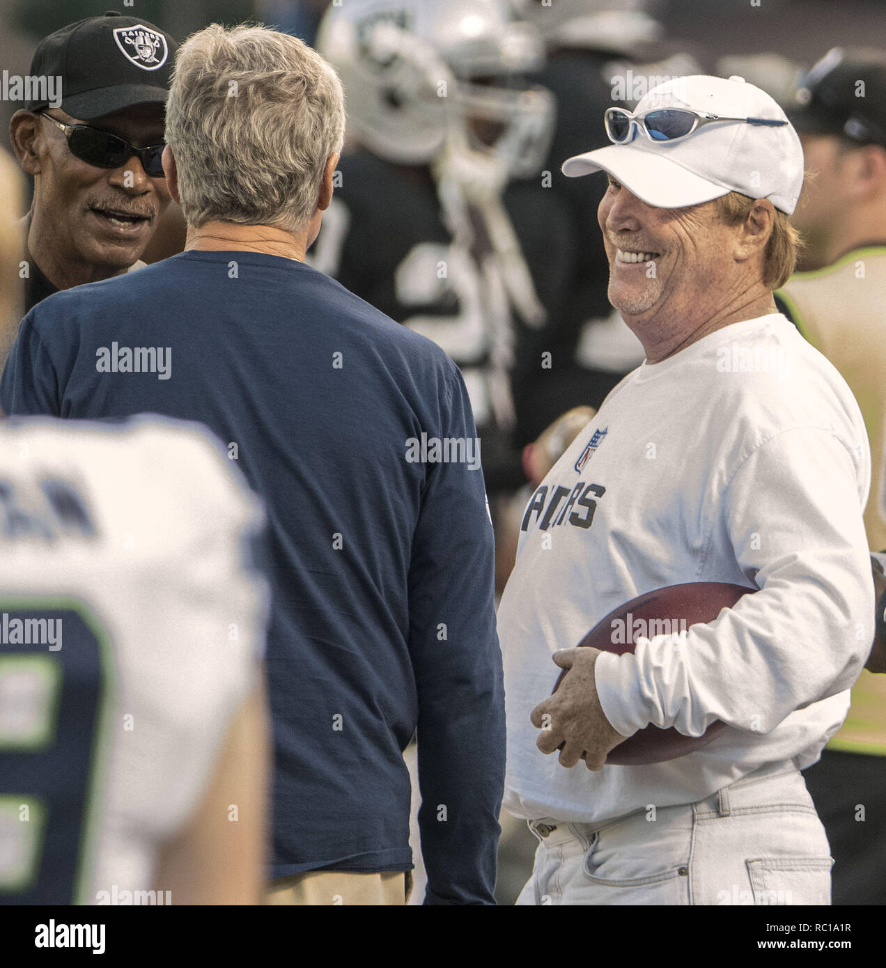 Oakland, Californie, USA. 28 août, 2014. Oakland Raiders propriétaire Mark Davis Parle avec l'entraîneur-chef des Seahawks Pete Carroll le Jeudi, août 28, 2014, dans la région de Oakland, Californie. Les raiders battu les Seahawks 41-31. Dans un match pré-saison. Crédit : Al Golub/ZUMA/Alamy Fil Live News Banque D'Images