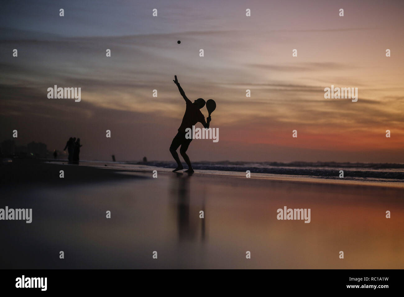 Gaza, la Palestine. Jan 12, 2019. Un Palestinien vu jouer au tennis au coucher du soleil sur la plage de la mer de la ville de Gaza. Credit : Mohamed Zarandah SOPA/Images/ZUMA/Alamy Fil Live News Banque D'Images