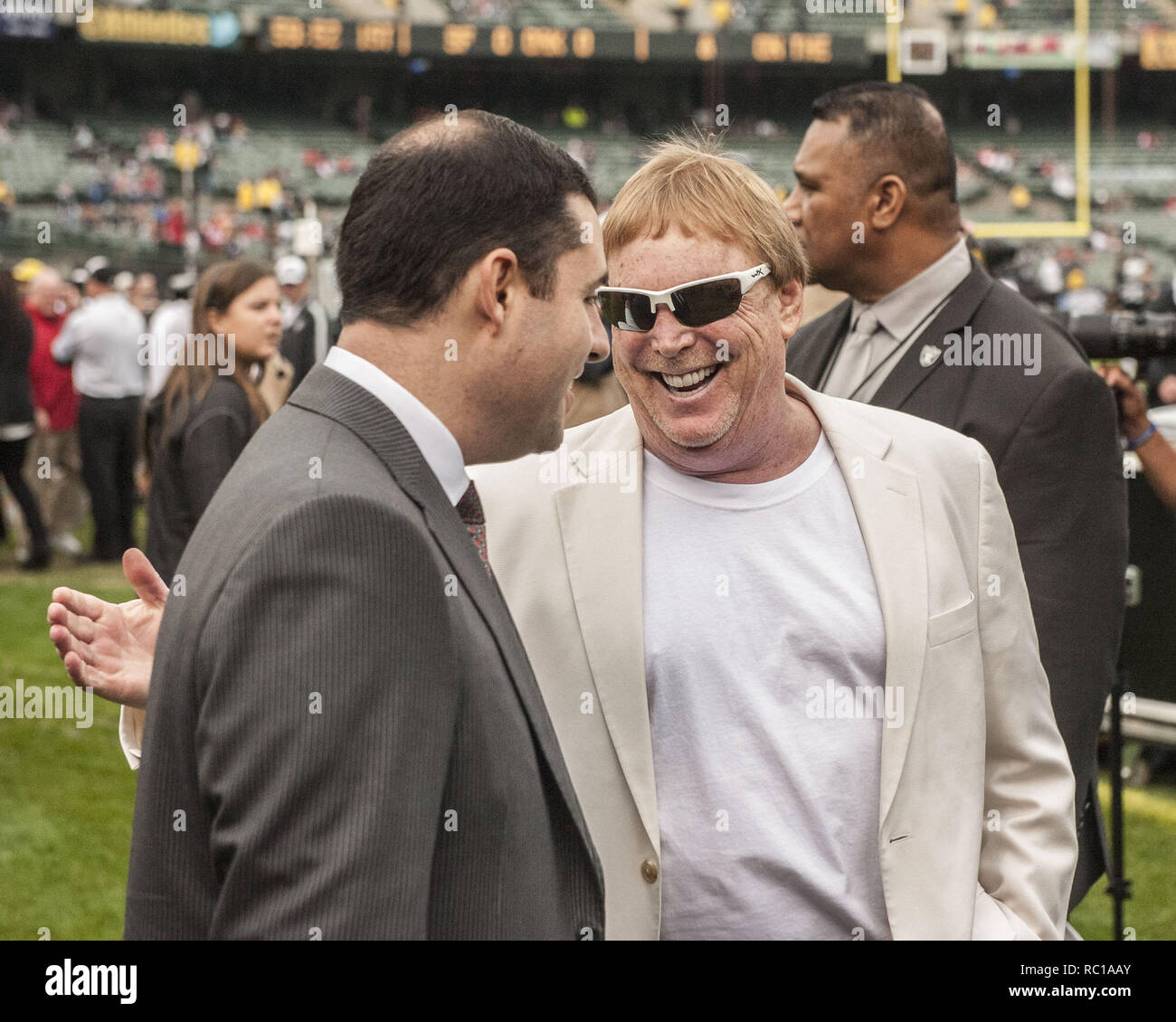 Oakland, Californie, USA. 7 Décembre, 2014. 49ers chef Jed York Raiders et propriétaire Mark Davis talk avant le dimanche, Décembre 7, 2014, à l'O.co coliseum à Oakland, Californie. Les raiders défait les 49ers 24-13. Crédit : Al Golub/ZUMA/Alamy Fil Live News Banque D'Images