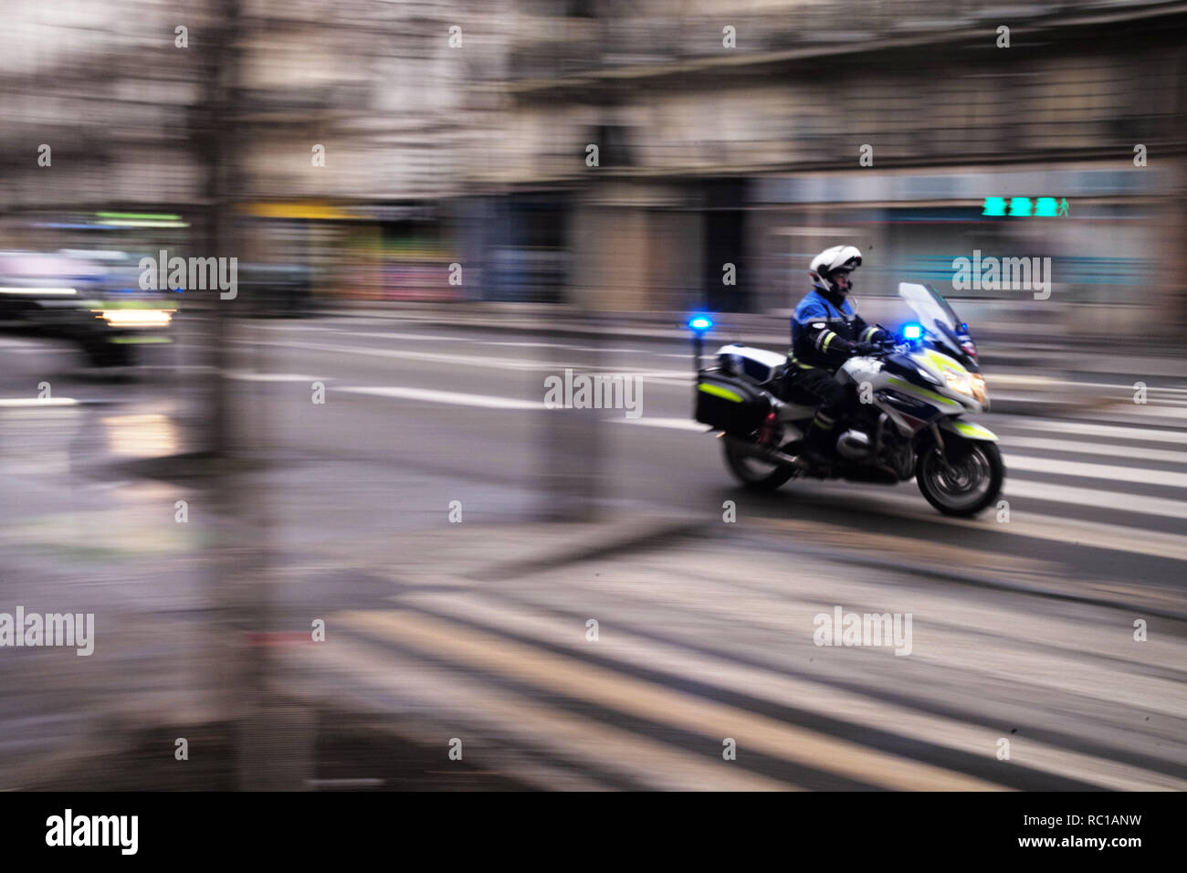 Paris, France. 12 janvier, 2019. Des démonstrations de la police s'empresse de endroits Crédit : Roger Ankri/Alamy Live News Banque D'Images