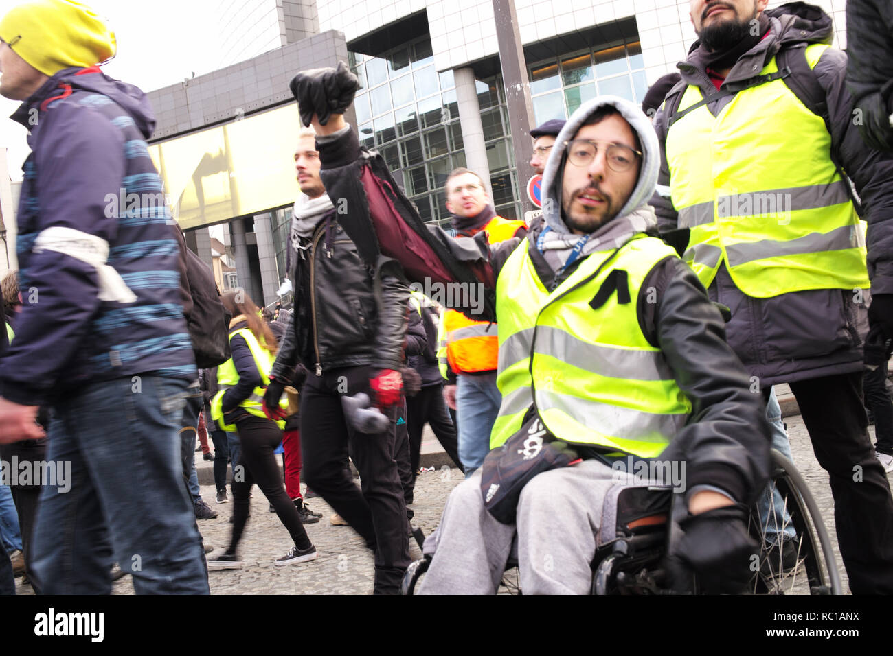 Paris, France. 12 janvier, 2019. Démonstrateur, gilet jaune, gilet jaune, sur une chaise roulante, à la Place de La Bastille : Crédit Roger Ankri/Alamy Live News Banque D'Images