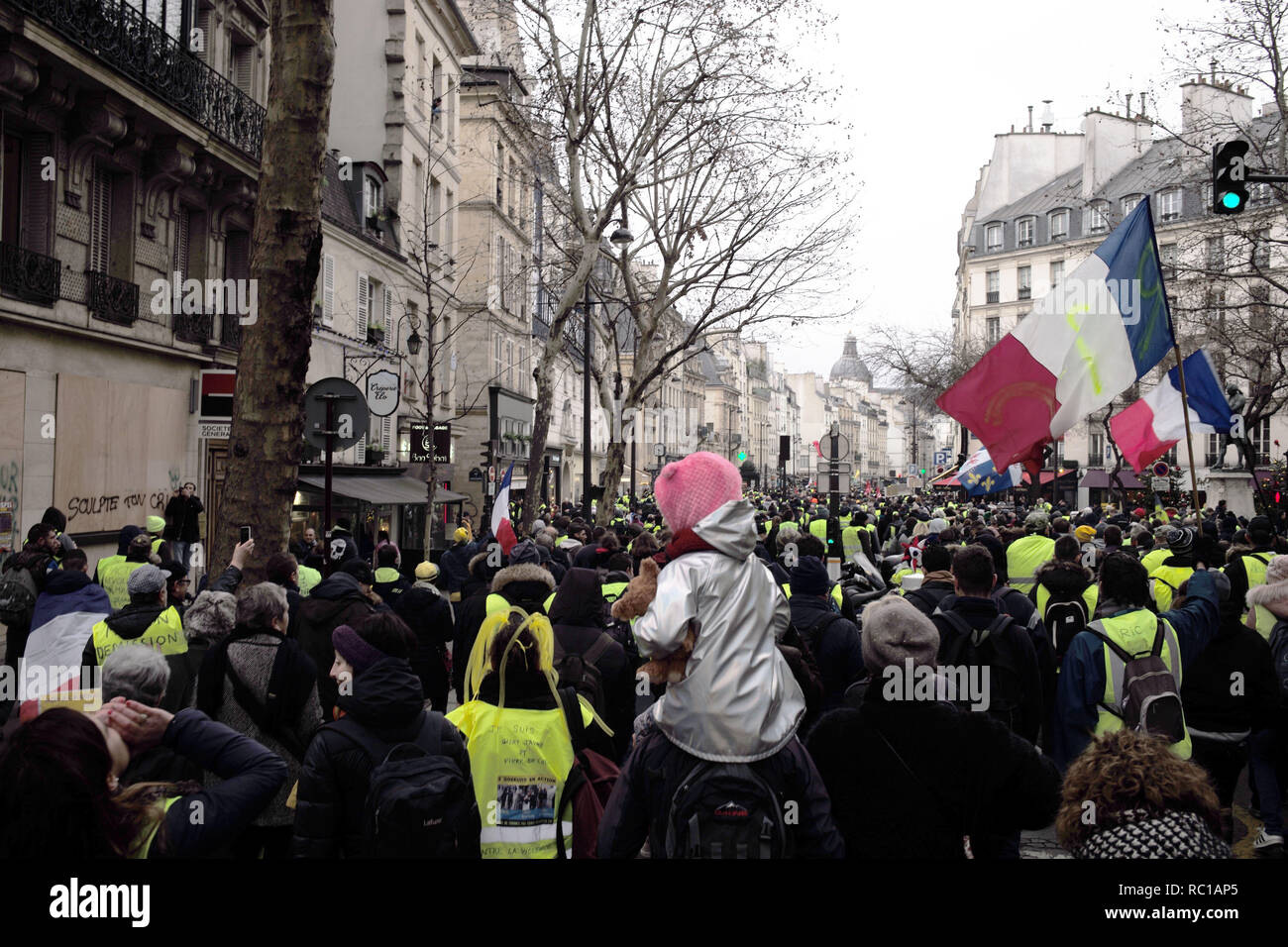 Paris, France. 12 janvier, 2019. Gilets Jaunes, jaune, des manifestants, sont à pied de la Place de la Bastille, Rue de Rivoli Crédit : Roger Ankri/Alamy Live News Banque D'Images