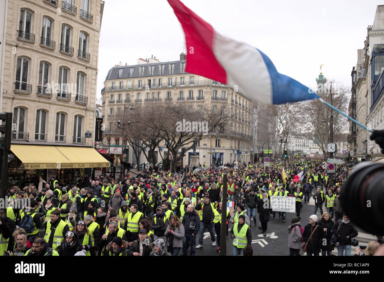 Paris, France. 12 janvier, 2019. Des manifestants, Giliets Jaunes, jaune, sont à pied et avoir manifesté à rue de Rivoli Crédit : Roger Ankri/Alamy Live News Banque D'Images