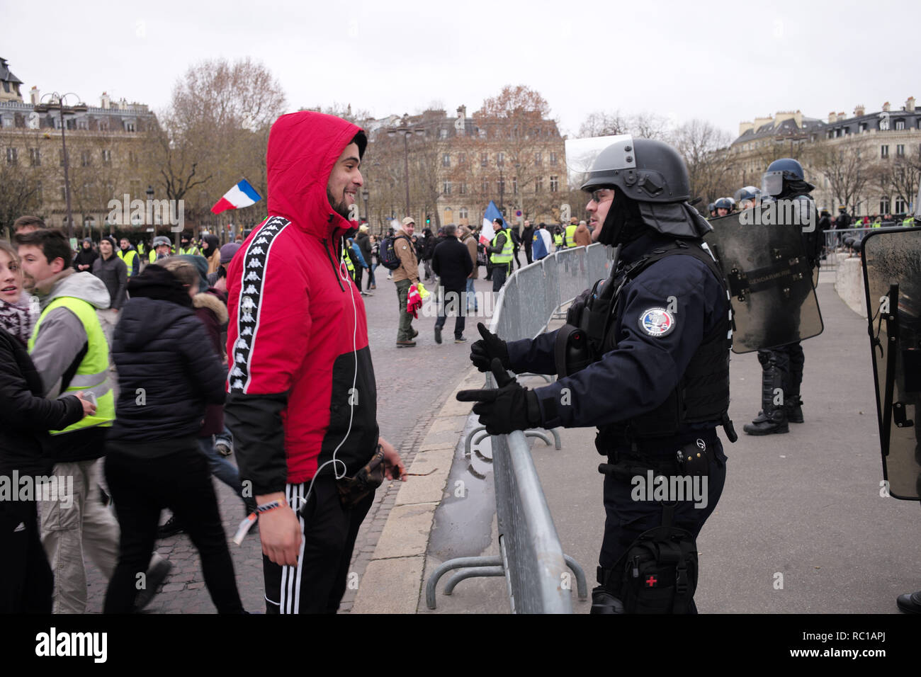 Paris, France. 12 janvier, 2019. Veste Softshell Jaune, Jaune, démonstrateur, et un agent de police s'agit. Un dialogue est encore possible ? Credit : Roger Ankri/Alamy Live News Banque D'Images