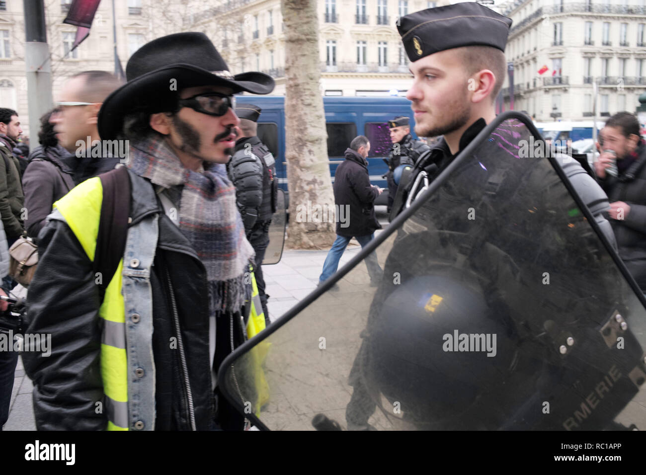 Paris, France. 12 janvier, 2019. Gilets Jaunes, jaune, démonstrateur, et un agent de police essaient de parler. Un dialogue est encore possible ? Credit : Roger Ankri/Alamy Live News Banque D'Images