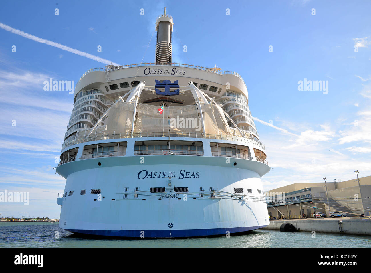 Port Canaveral, en Floride. USA. 12 janvier, 2019 victime d'une possible épidémie de la maladie de Norovirus, Royal Caribbean's "Oasis of the Seas" rentre au port un jour plus tôt, coupant court à la sept jours de vacances des Caraïbes de plus de 9 000 passagers et membres d'équipage. Chaque passager recevra un remboursement à 100 % en fonction de l'entreprise. Le U.S. Center for Disease Control (CDC) est au port et enquête sur l'éclosion. Le navire sera sous aller une importante procédure d'assainissement avant de mettre les voiles sur sa prochaine croisière. Credit : Julian Poireau/Alamy Live News Banque D'Images