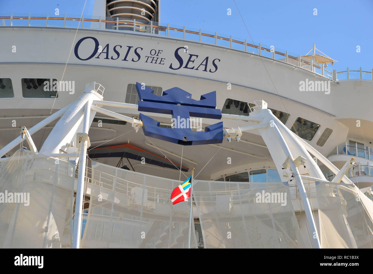 Port Canaveral, en Floride. USA. 12 janvier, 2019 victime d'une possible épidémie de la maladie de Norovirus, Royal Caribbean's "Oasis of the Seas" rentre au port un jour plus tôt, coupant court à la sept jours de vacances des Caraïbes de plus de 9 000 passagers et membres d'équipage. Chaque passager recevra un remboursement à 100 % en fonction de l'entreprise. Le U.S. Center for Disease Control (CDC) est au port et enquête sur l'éclosion. Le navire sera sous aller une importante procédure d'assainissement avant de mettre les voiles sur sa prochaine croisière. Credit : Julian Poireau/Alamy Live News Banque D'Images