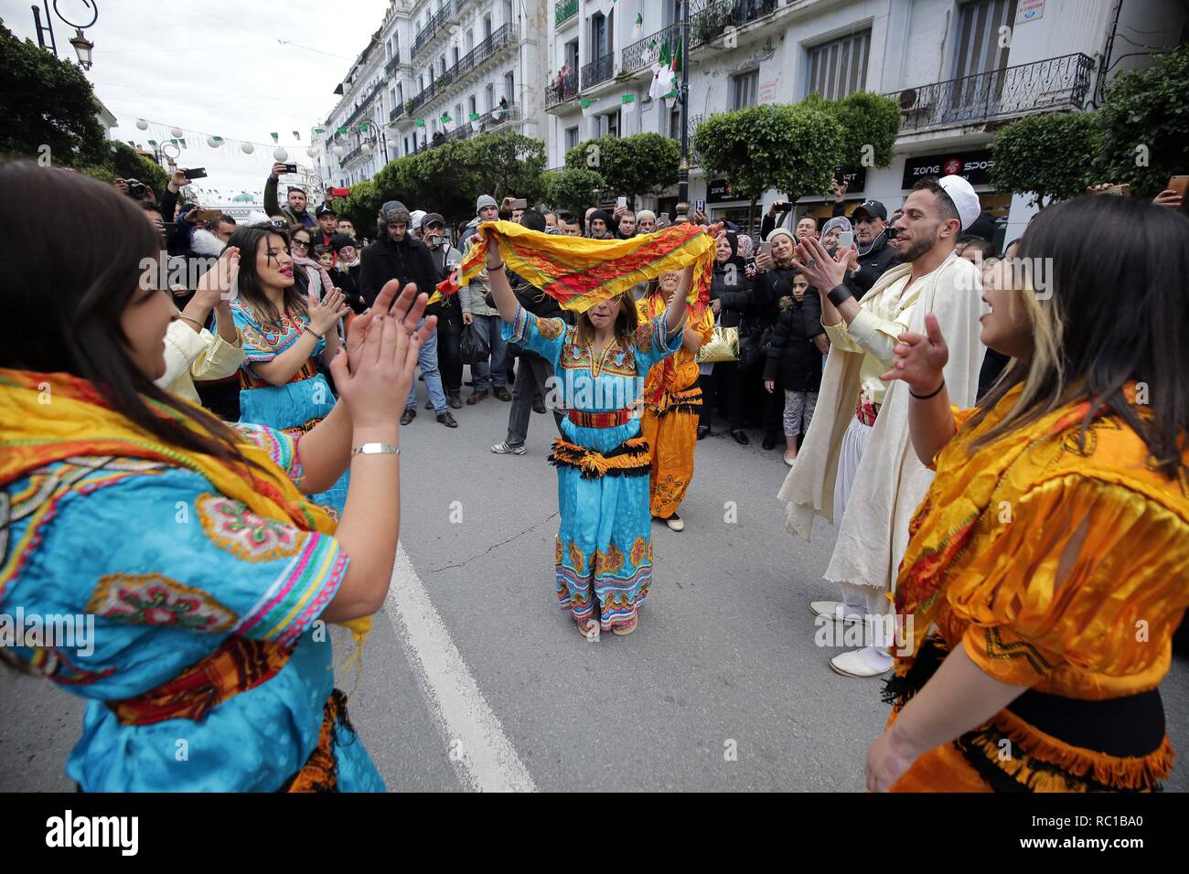 Alger, Algérie. Jan 12, 2019. Les Amazighs (Berbères) algériennes célèbrent le nouvel an Amazigh connu comme Yennayer à Alger, Algérie, le 12 janvier, 2019. Les Amazighs en Algérie ont célébré leur Nouvelle Année le samedi pour la deuxième fois comme un jour férié national. Source : Xinhua/Alamy Live News Banque D'Images