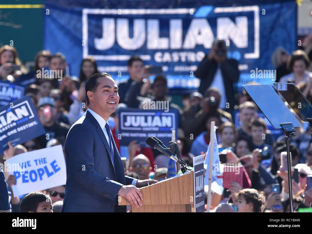 San Antonio, Texas, USA 12 janvier, 2019. JULIAN CASTRO, l'ancien maire de San Antonio et l'ancien directeur de la maison et du développement urbain a annoncé samedi 12 janvier 2019 qu'il est candidat à l'investiture présidentielle Démocrate de 2020. Castro a fait l'annonce à Guadalupe Plaza dans le quartier de San Antonio il a grandi et vit toujours dans la région de. Crédit : Robin Jerstad/Alamy Live News Banque D'Images