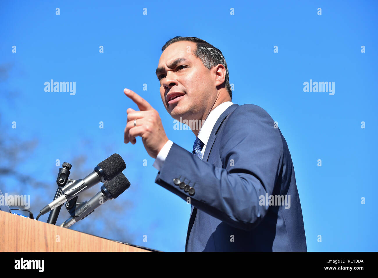 San Antonio, Texas, USA 12 janvier, 2019. JULIAN CASTRO, l'ancien maire de San Antonio et l'ancien directeur de la maison et du développement urbain a annoncé samedi 12 janvier 2019 qu'il est candidat à l'investiture présidentielle Démocrate de 2020. Castro a fait l'annonce à Guadalupe Plaza dans le quartier de San Antonio il a grandi et vit toujours dans la région de. Crédit : Robin Jerstad/Alamy Live News Banque D'Images