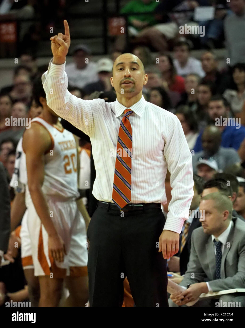 Jan 12, 2019. L'entraîneur-chef Shaka de la puce Texas longhorns en action contre les Texas Tech Red Raiders au Frank Erwin Center à Austin au Texas. Texas Tech bat Texas 68-62.Robert Backman/Cal Sport Media. Banque D'Images