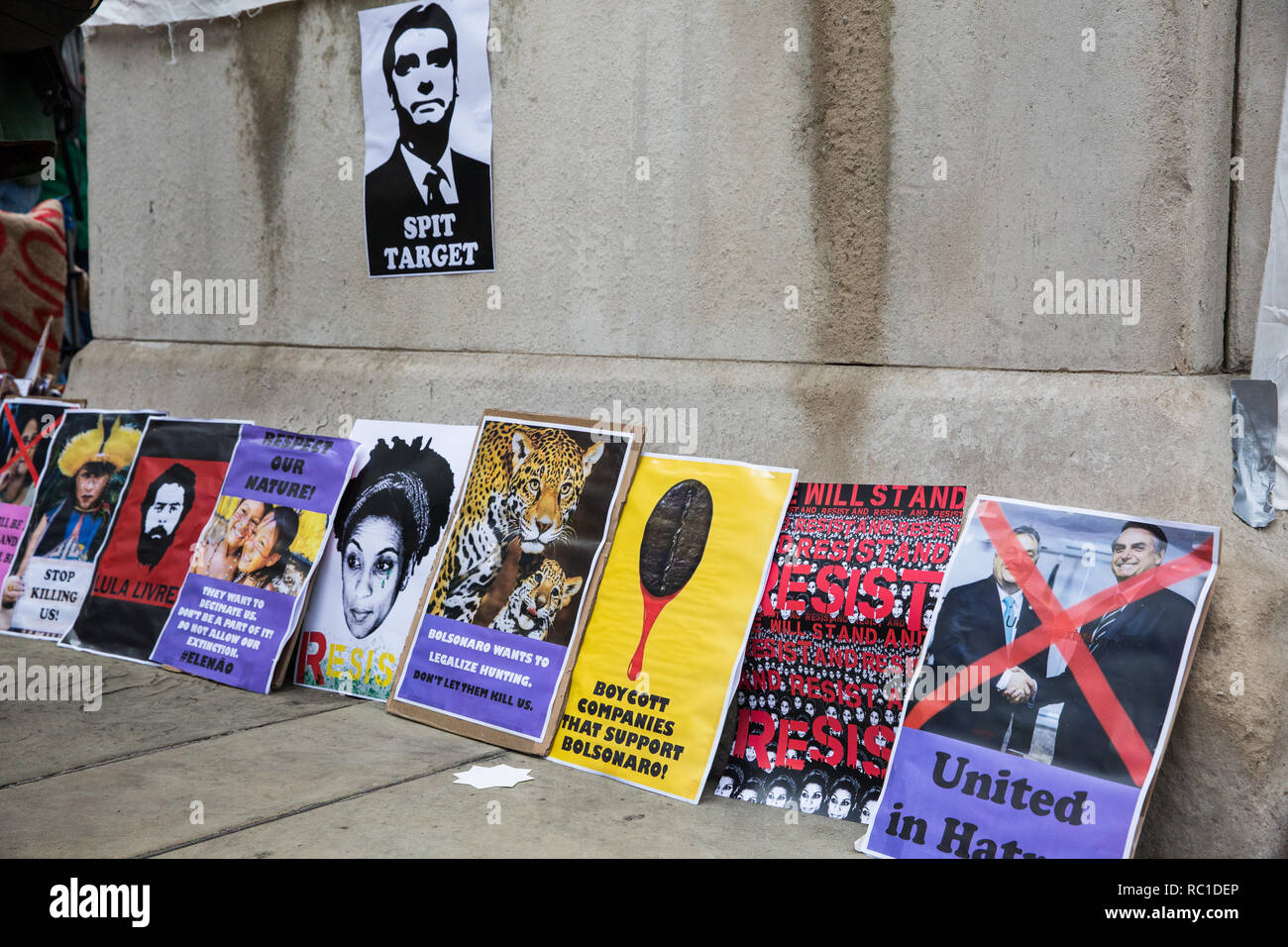 Londres, Royaume-Uni. 12 janvier, 2019. Les affiches présentées par les partisans de la femme brésilienne contre le fascisme et l'Ele Não Étudiants à Londres une manifestation devant l'ambassade du Brésil en solidarité avec les femmes, les étudiants, les défenseurs de l'environnement, les communautés noires, LGBTQIA + des collectivités, des peuples autochtones, des paysans et des travailleurs qui protestaient au Brésil à la suite de l'investiture du président Jaïr. Bolsonaro Credit : Mark Kerrison/Alamy Live News Banque D'Images