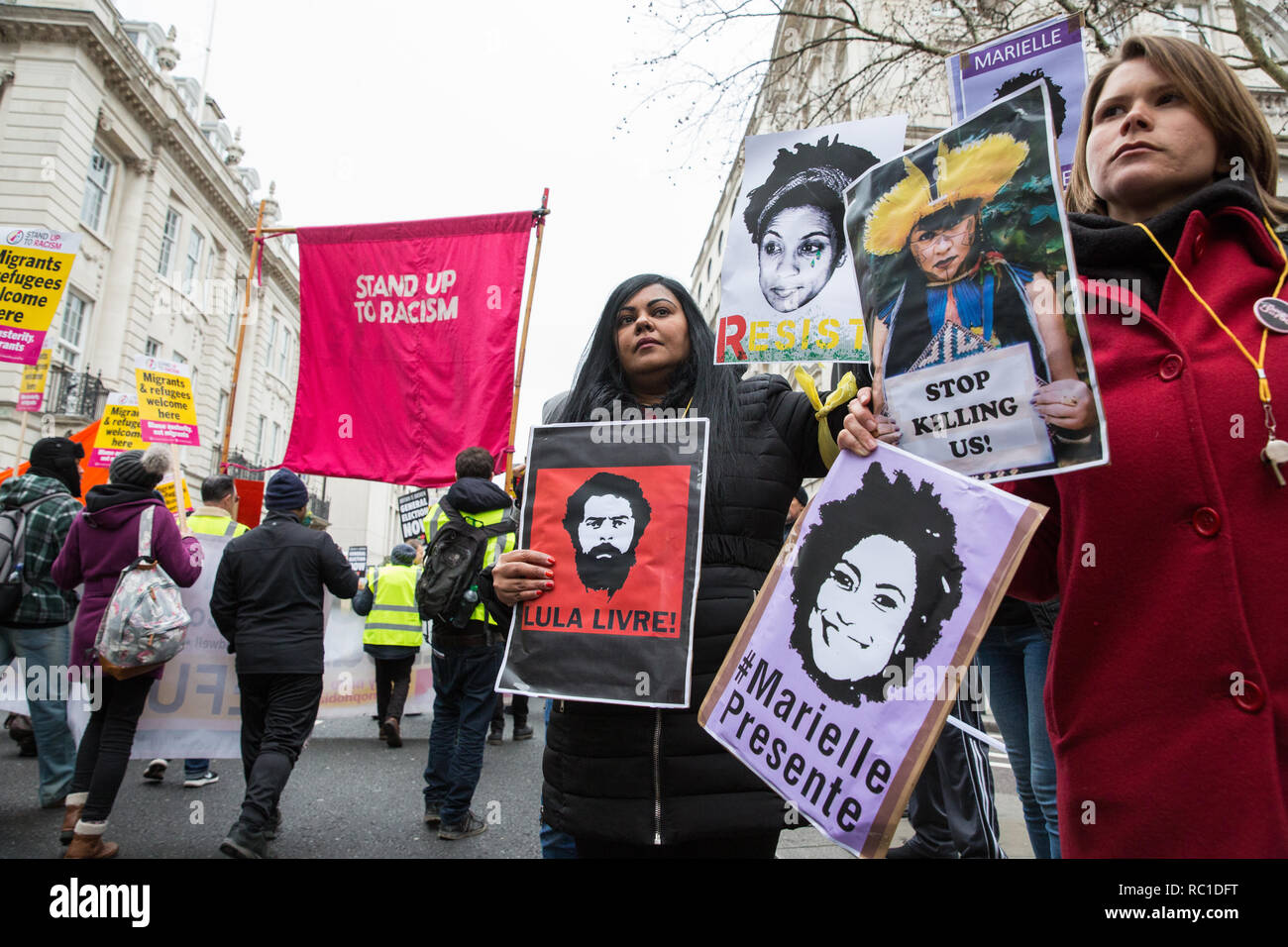 Londres, Royaume-Uni. 12 janvier, 2019. Les partisans de la femme brésilienne contre le fascisme et l'Ele Não Étudiants Londres manifester devant l'ambassade du Brésil en solidarité avec les femmes, les étudiants, les défenseurs de l'environnement, les communautés noires, LGBTQIA + des collectivités, des peuples autochtones, des paysans et des travailleurs qui protestaient au Brésil à la suite de l'investiture du président Jaïr. Bolsonaro Credit : Mark Kerrison/Alamy Live News Banque D'Images