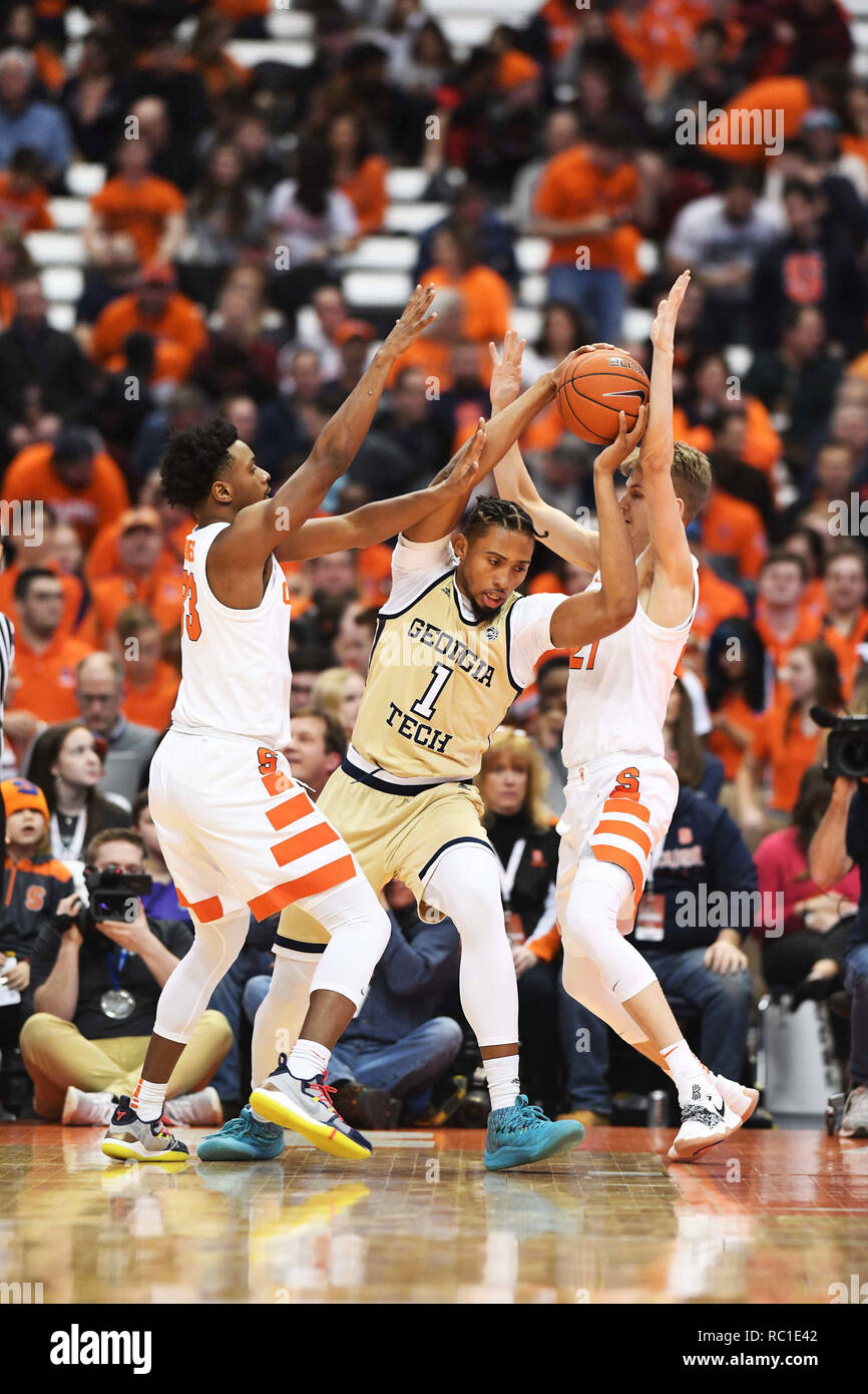 Syracuse, NY, USA. Jan 12, 2019. Georgia Tech centre avant/banques James III (1) s'emmêle avec la défense de Syracuse au cours de la première moitié de jouer.L'Orange de Syracuse héberge le Georgia Tech Yellow Jackets au Carrier Dome à Syracuse, New York. Photo par Alan Schwartz/Cal Sport Media/Alamy Live News Banque D'Images