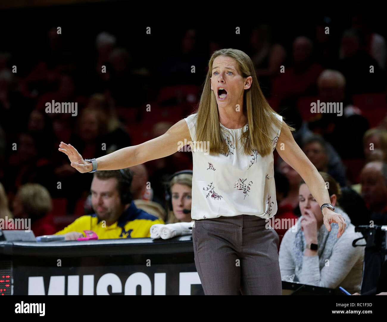 College Park, MD, USA. Jan 12, 2019. Michigan Wolverines entraîneur en chef Kim Barnes Arico lors d'un jeu de basket-ball entre l'Université du Maryland Terrapins et les Wolverines du Michigan à l'Eurosport France Centre à College Park, MD. Justin Cooper/CSM/Alamy Live News Banque D'Images